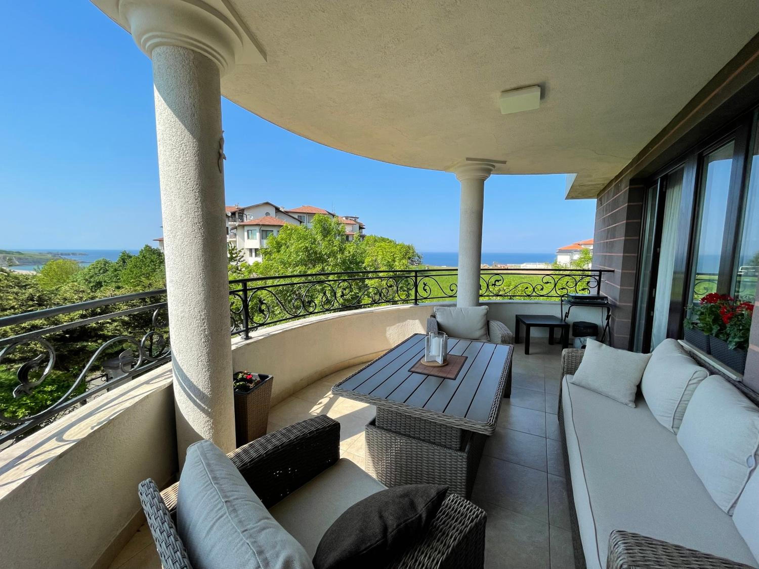 One-Bedroom Apartment with Sea View photo 1