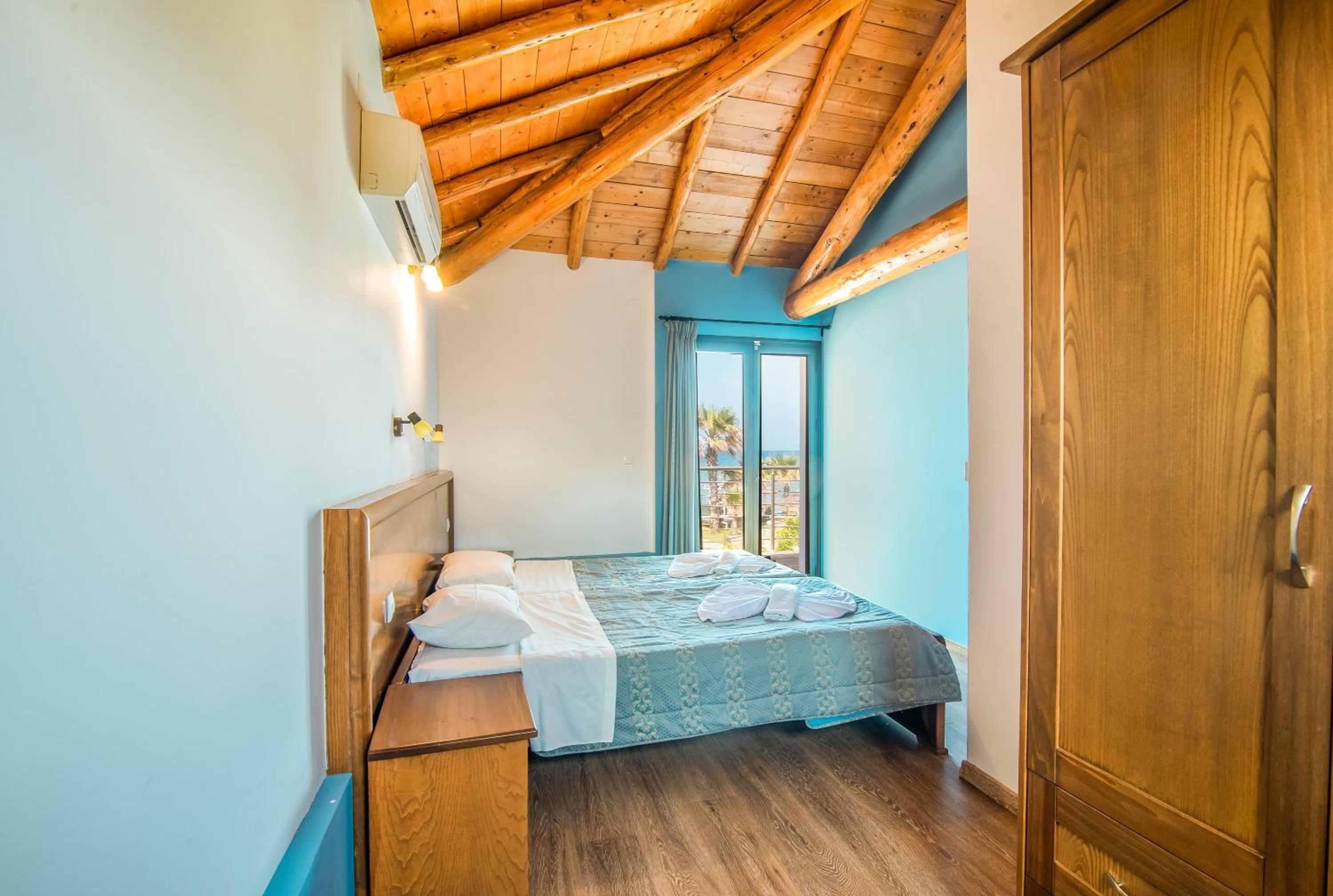 Two-Bedroom Deluxe Apartment with Ocean View photo 2