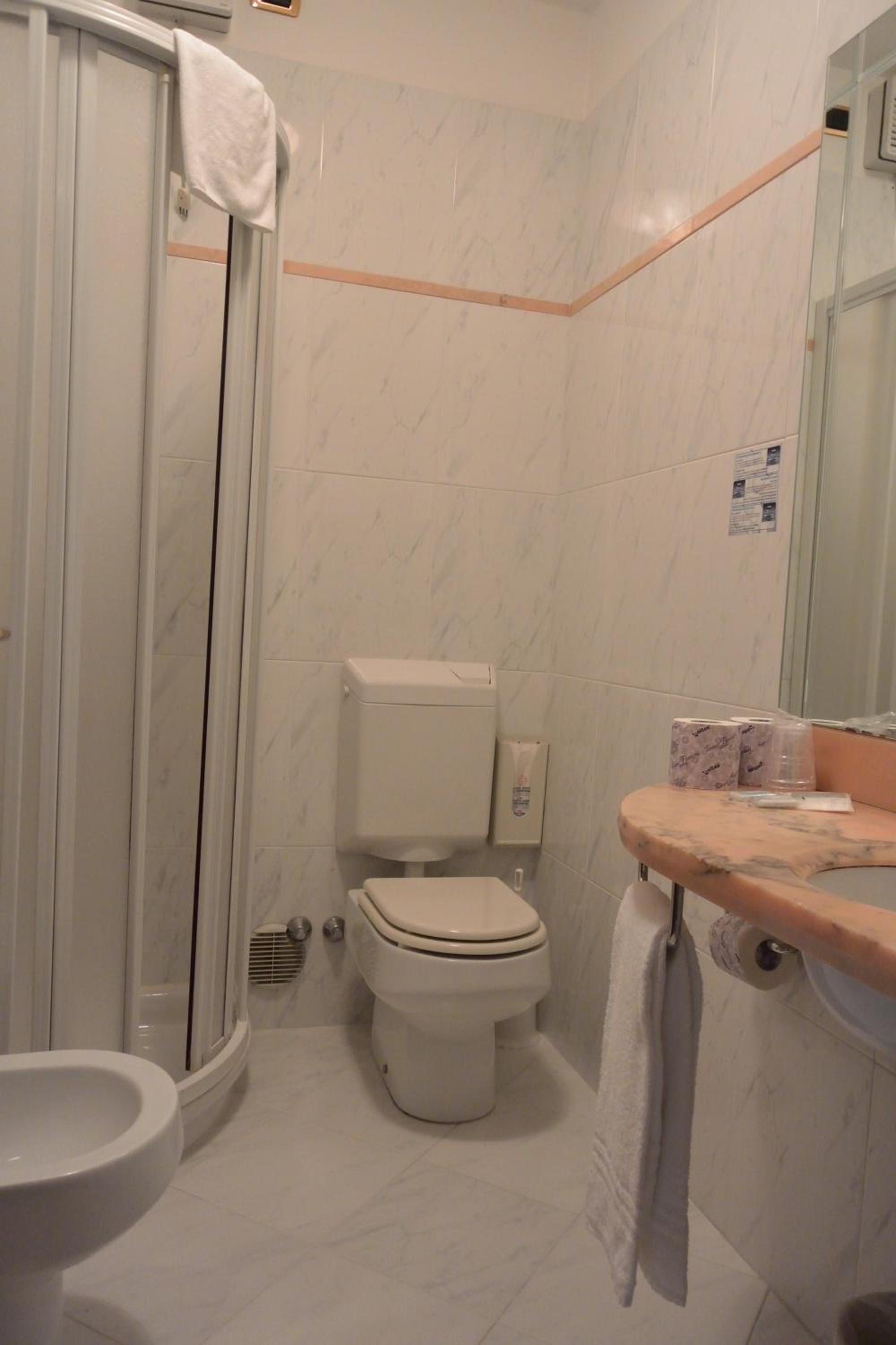 Double Room - Photo 6