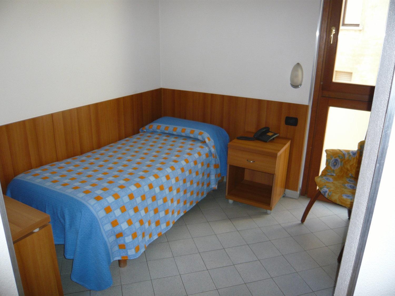 Small single room without balcony photo 2