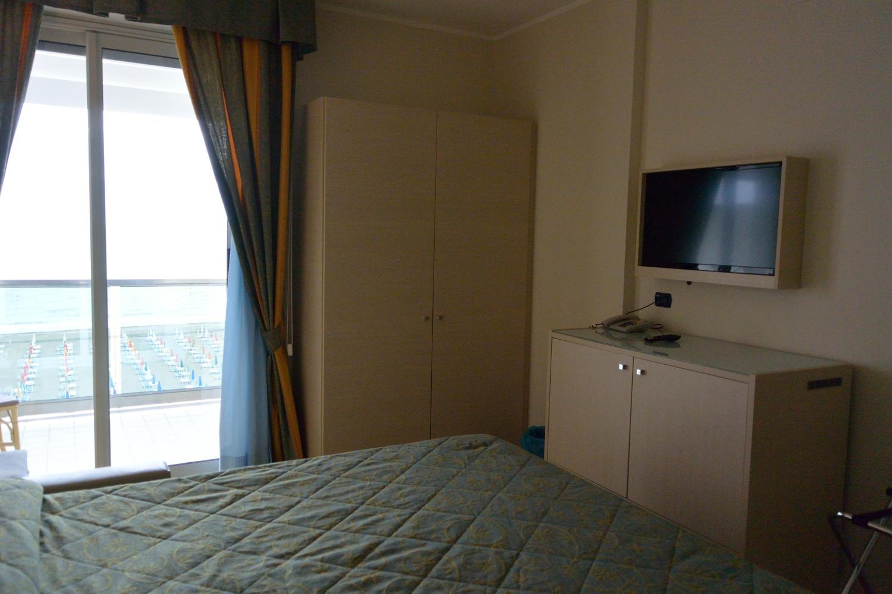 Double Room with Balcony and Sea View - Photo 2