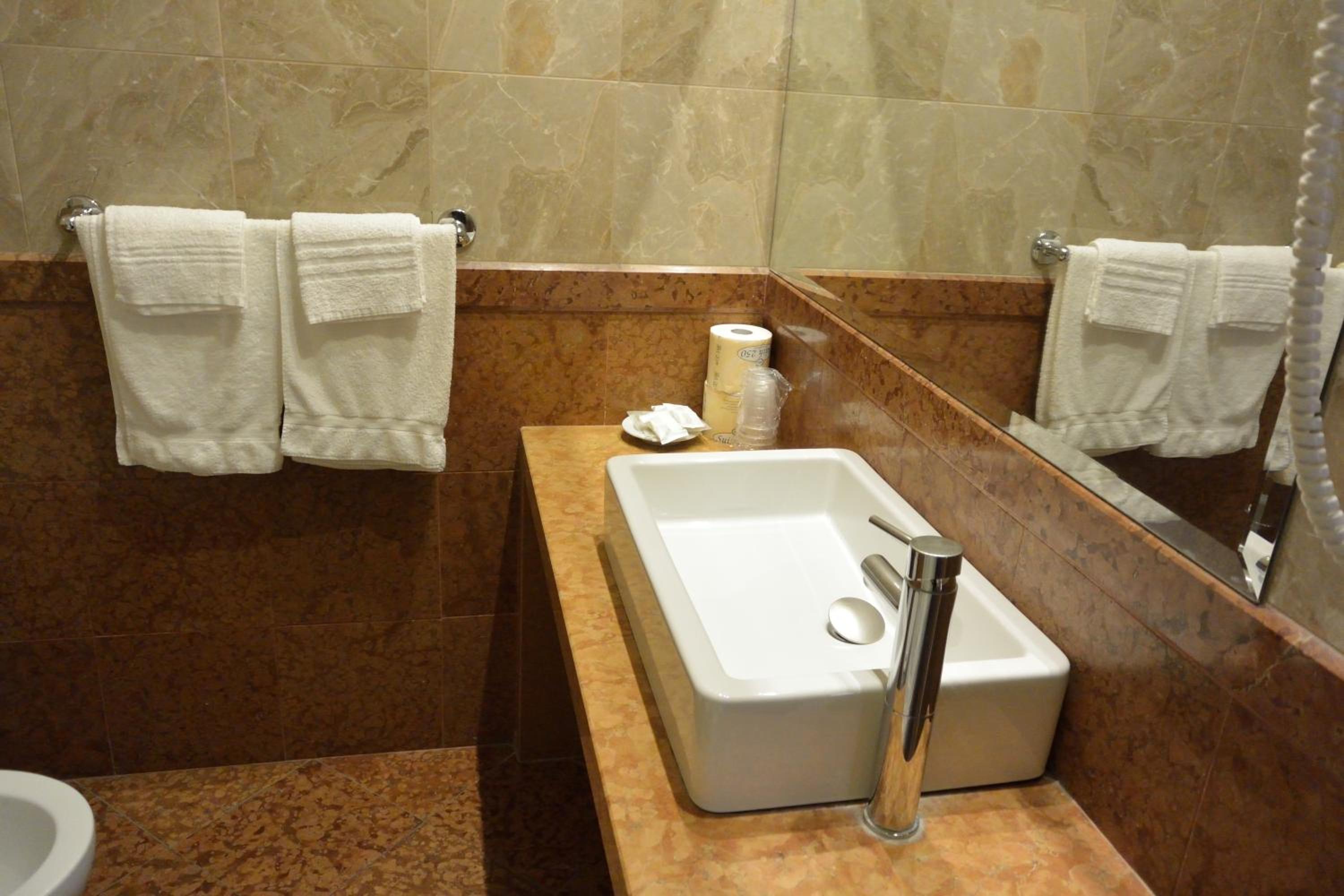 Double Room with Balcony - Photo 4