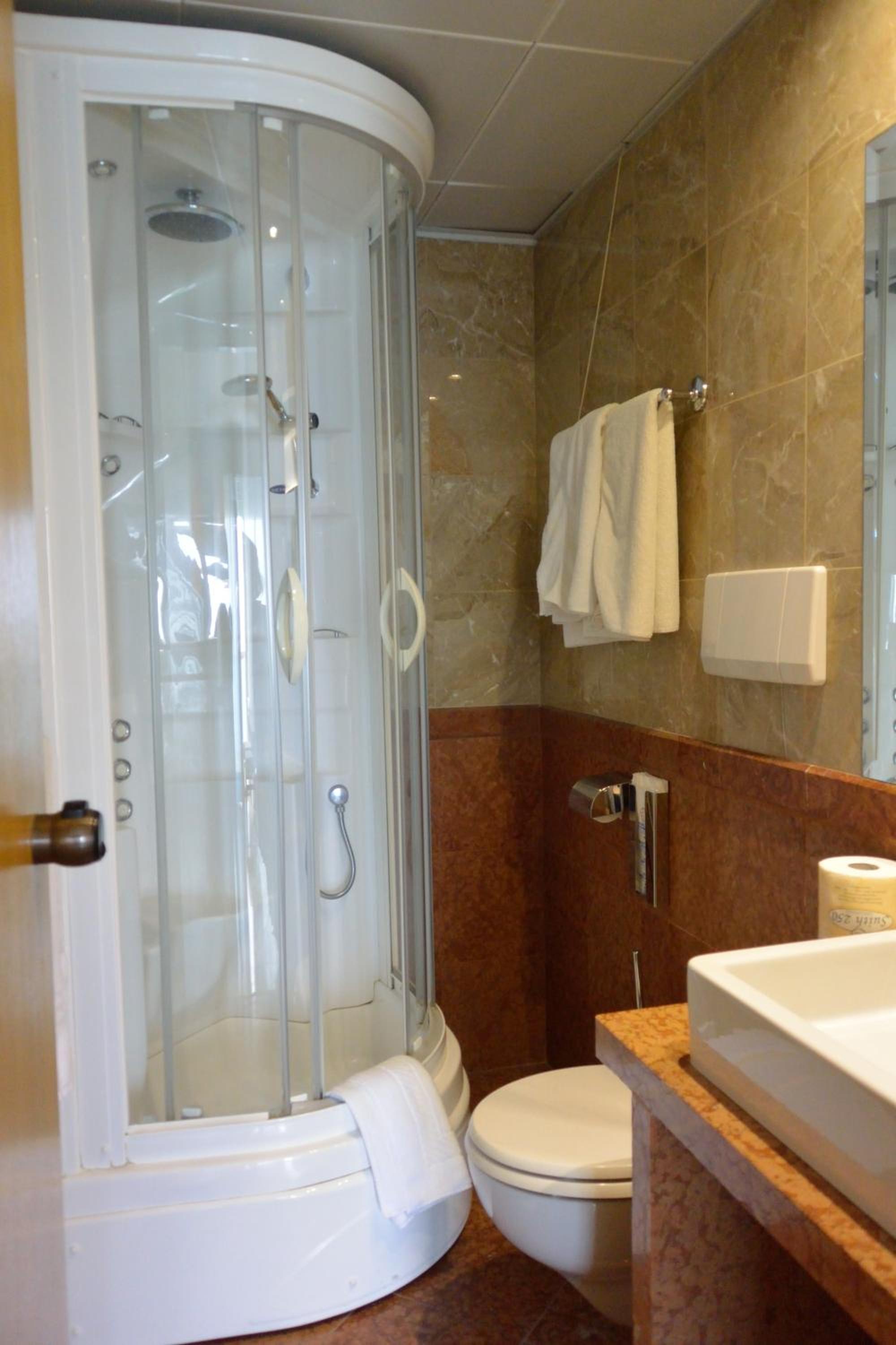Double Room with Balcony - Photo 5