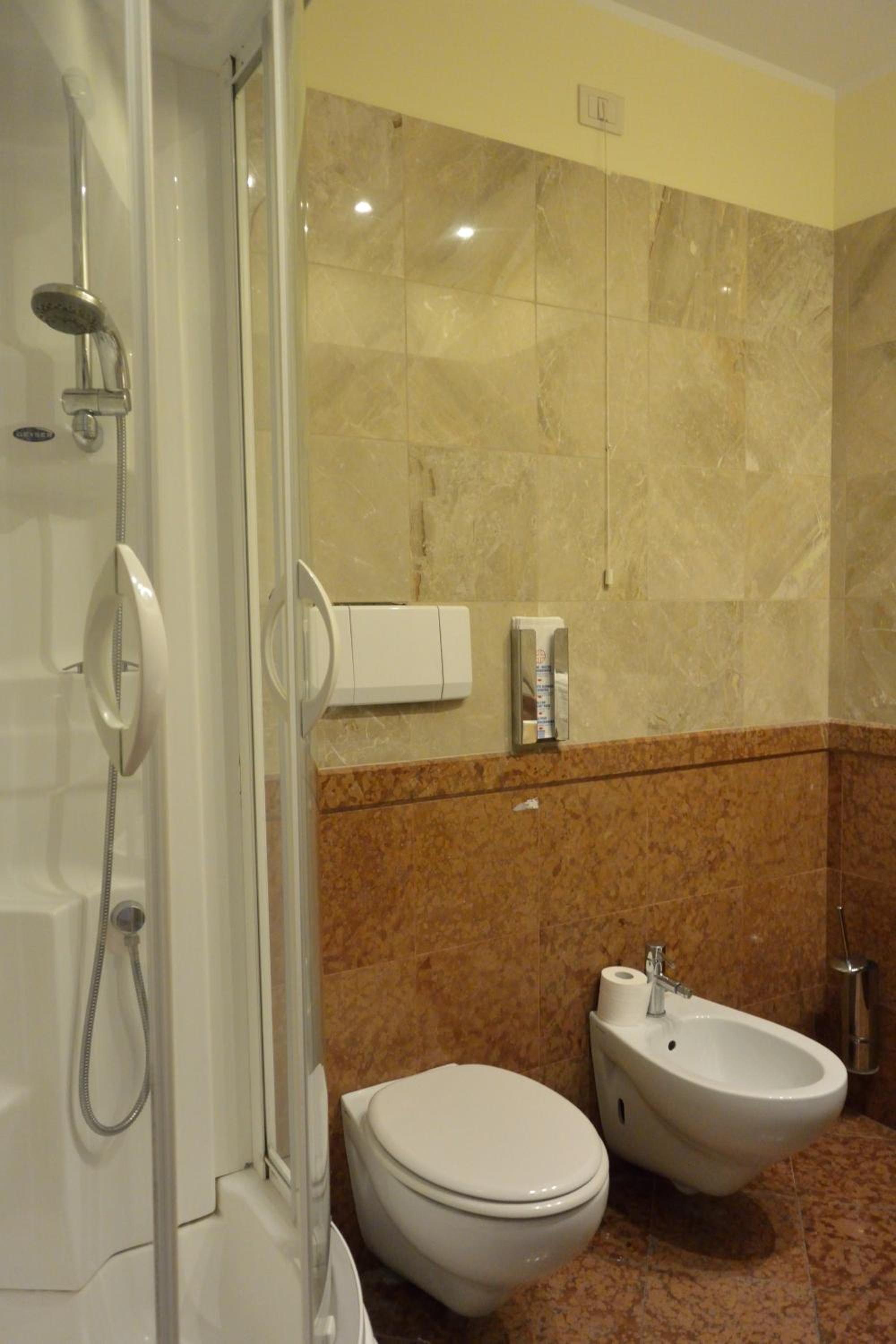 Double Room with Balcony - Photo 6