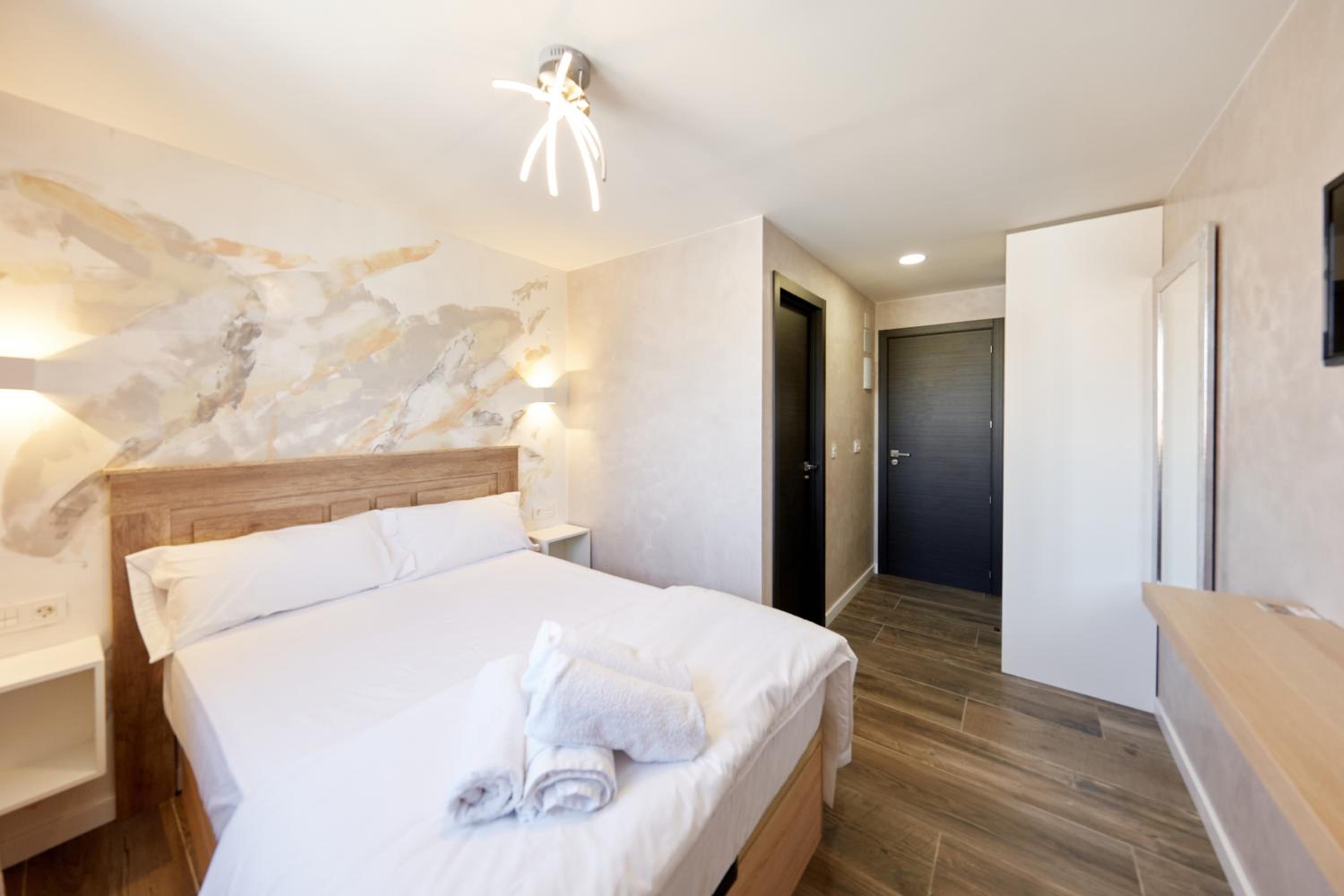 Deluxe Double Room with Balcony photo 3