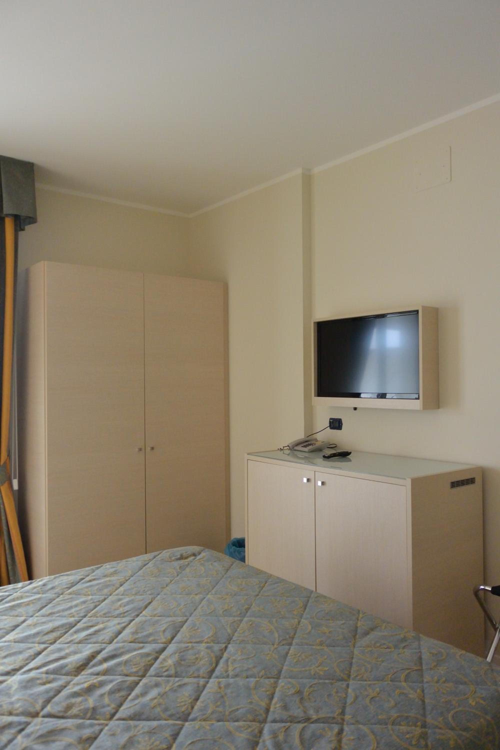 Double Room with Balcony - Photo 7