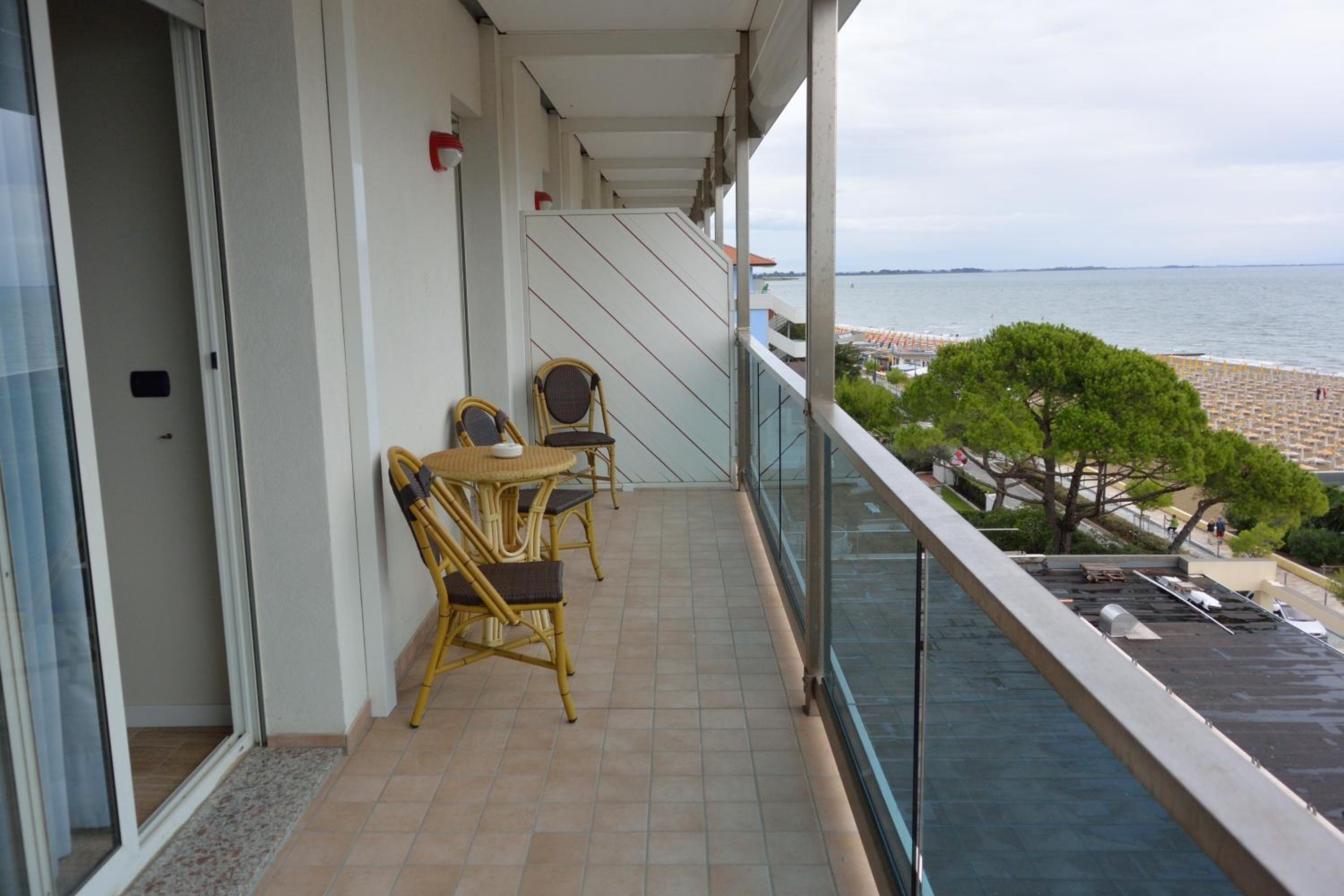 Double Room with Balcony and Sea View - Photo 11