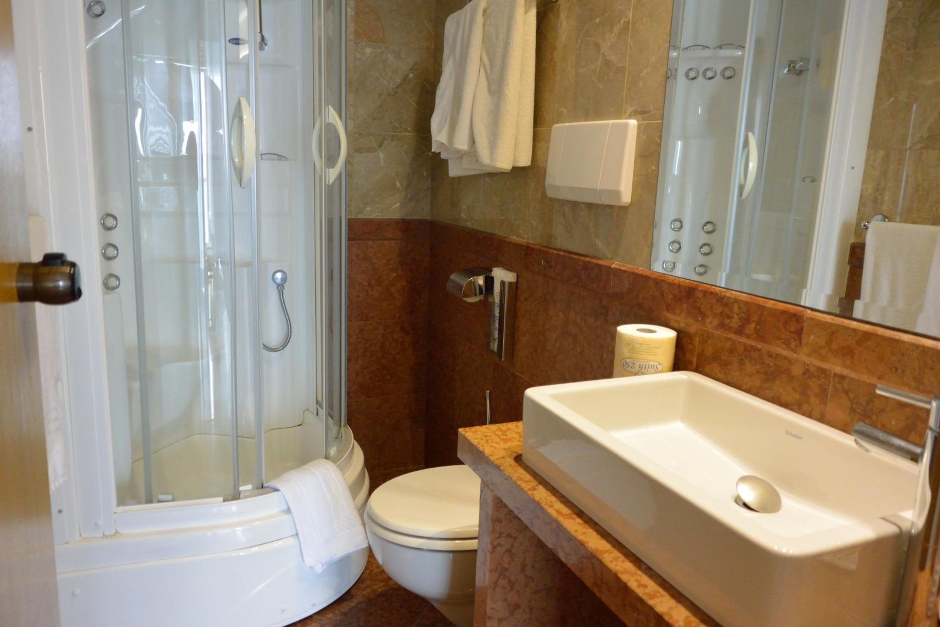 Double Room with Balcony - Photo 8