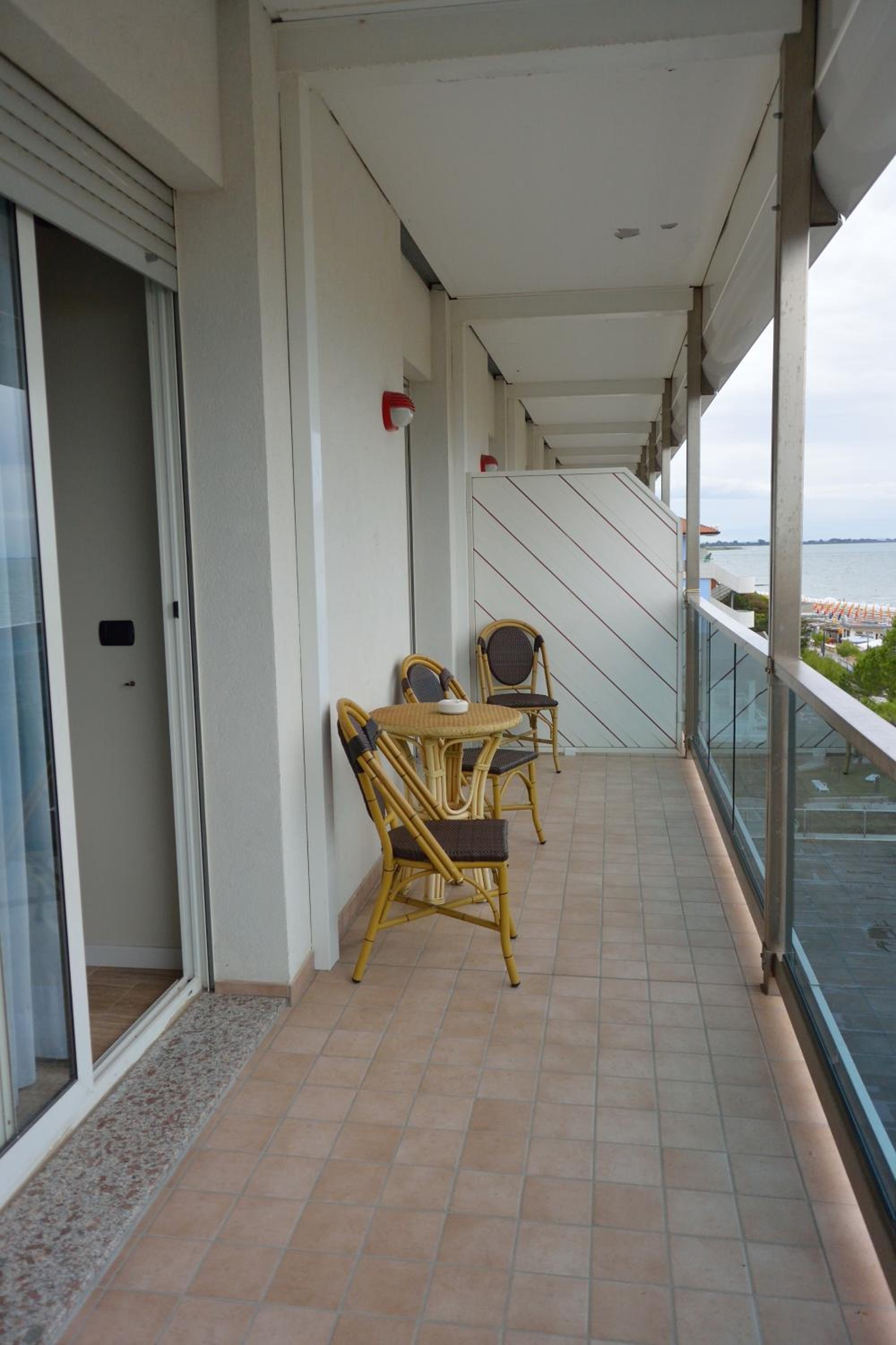 Double Room with Balcony and Sea View - Photo 12