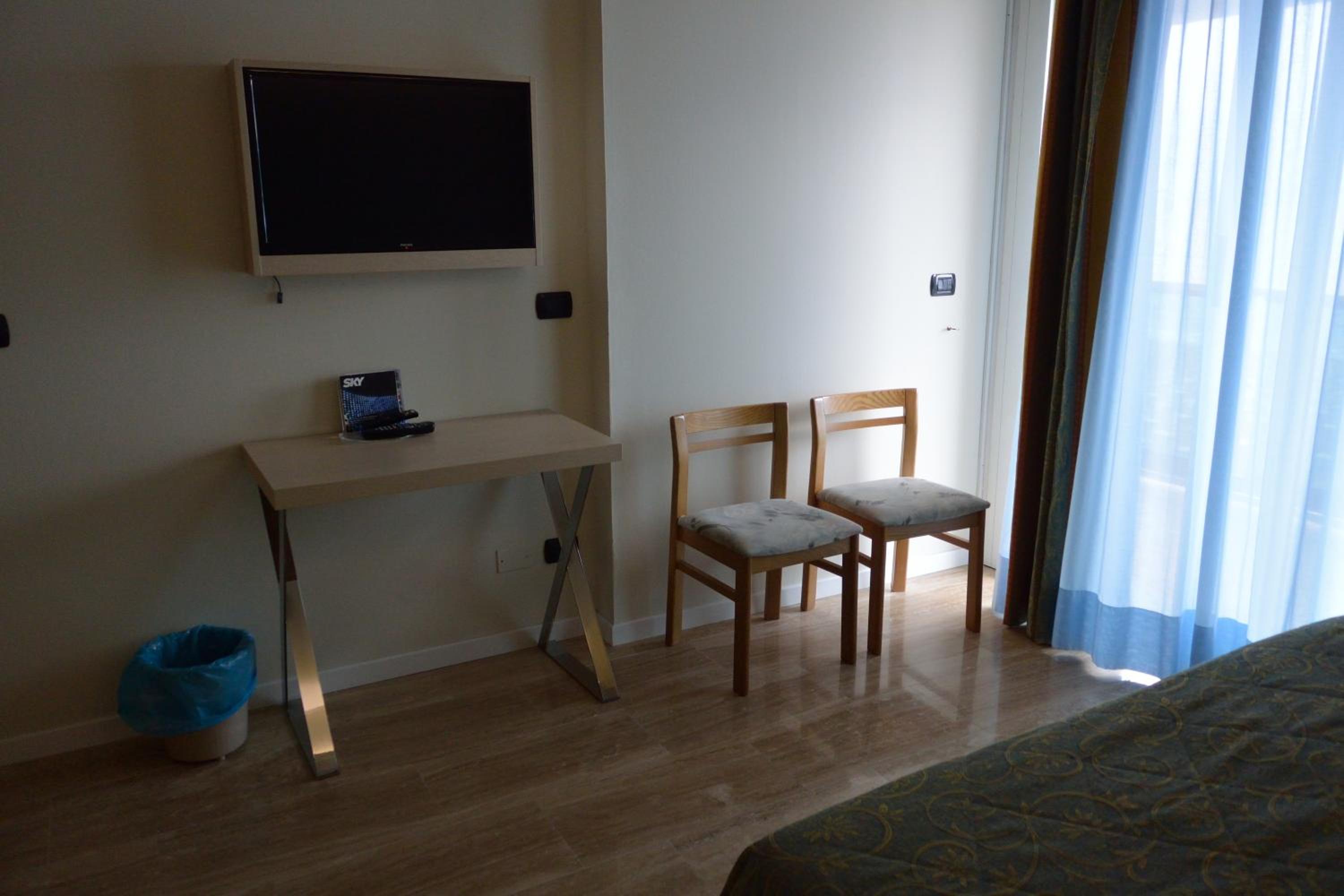 Double Room with Balcony - Photo 2