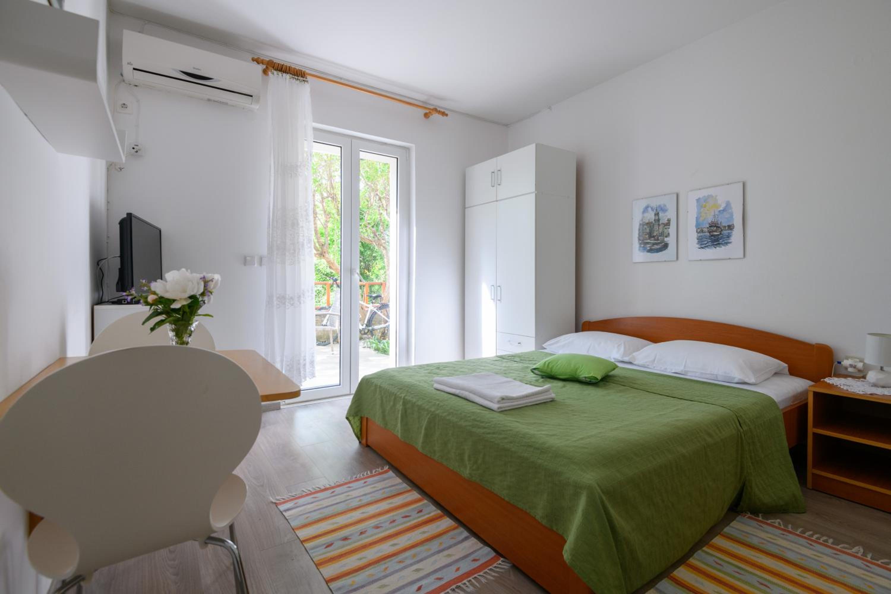 Apartment with Garden View