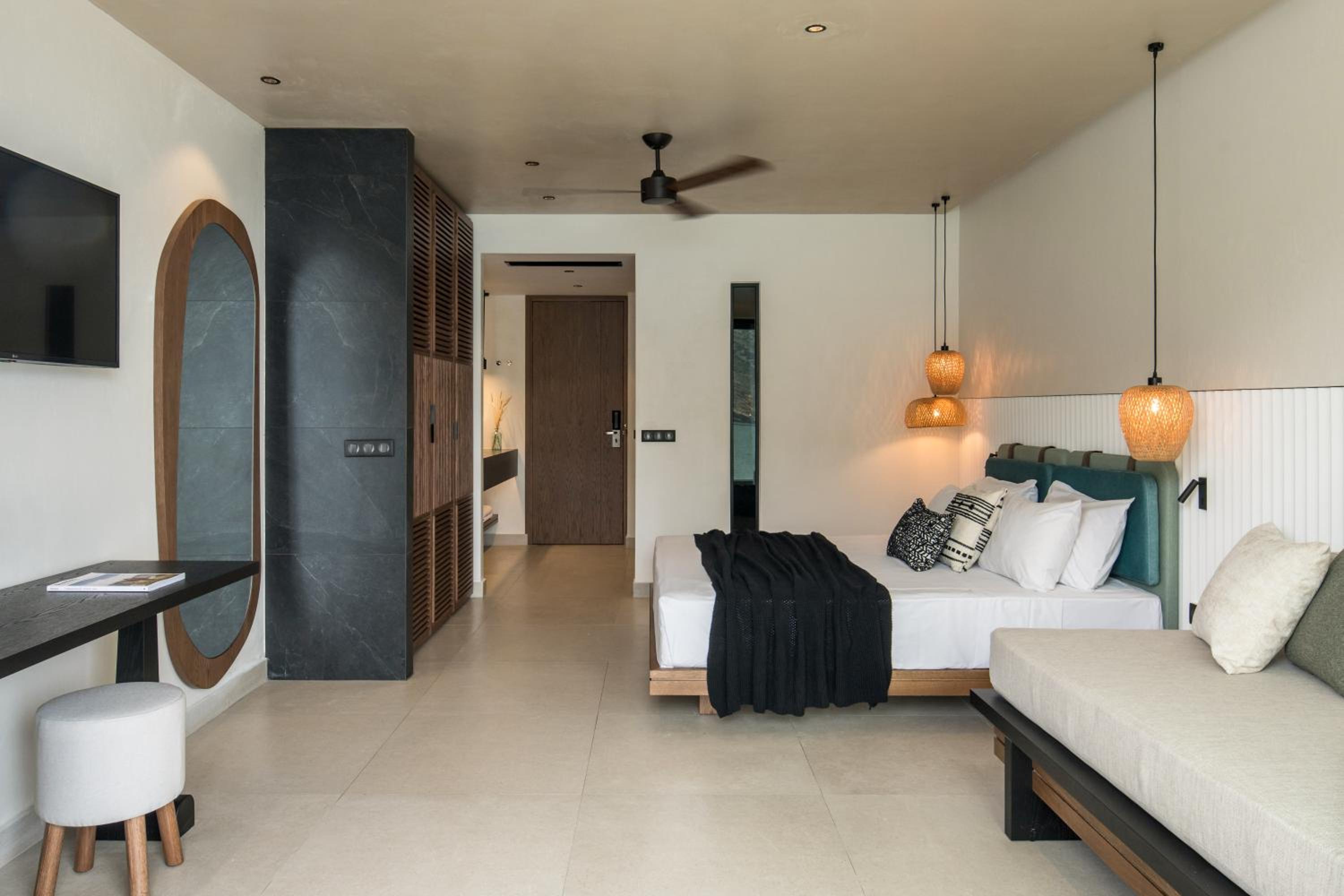 Sea Front Room thumbnail 6