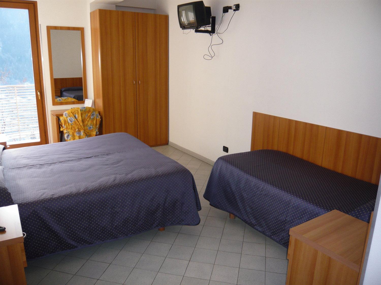 Quadruple Room with Balcony - Photo 1