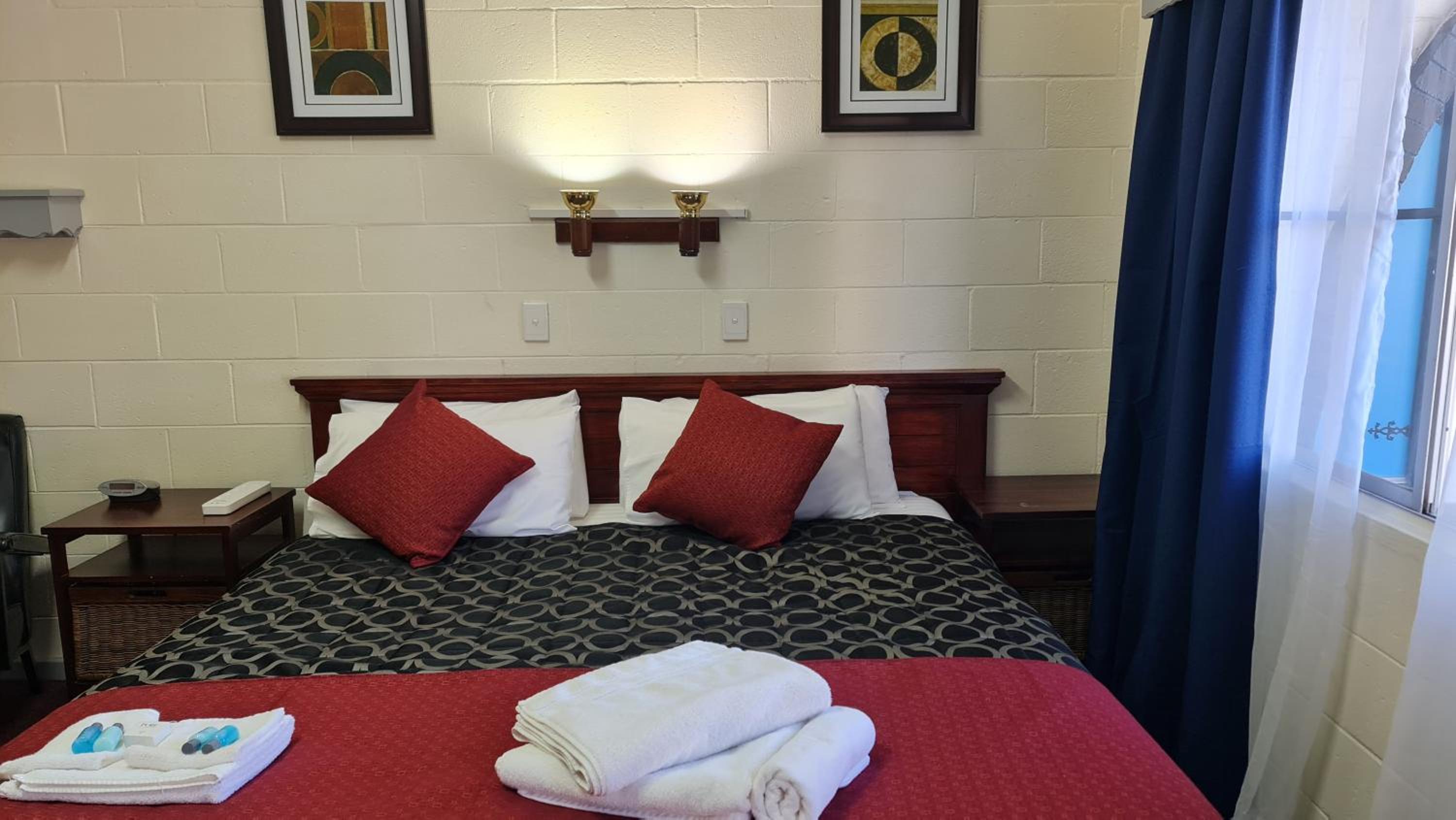 Deluxe King Room - Photo 11
