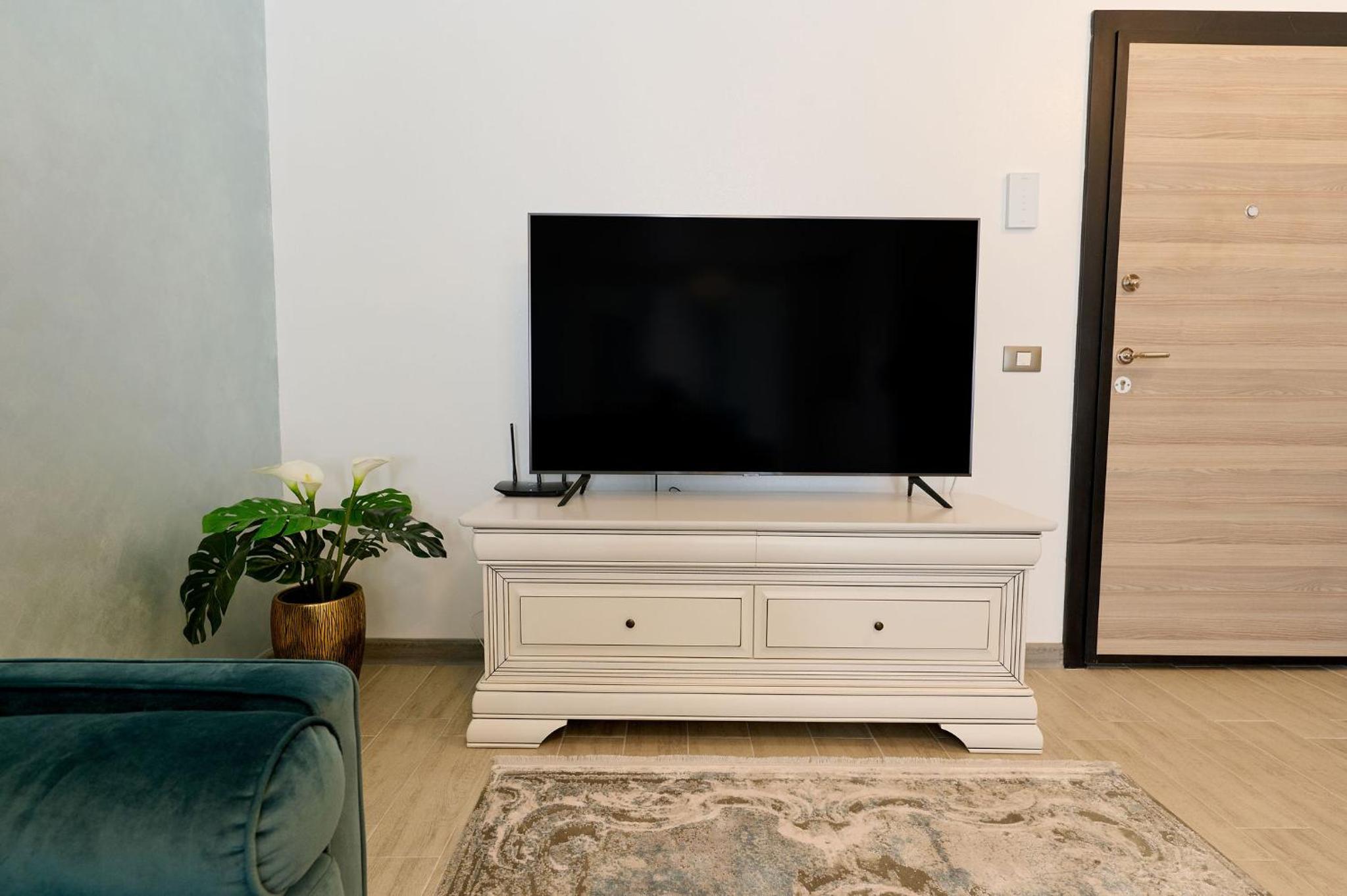 One-Bedroom Apartment - Photo 2