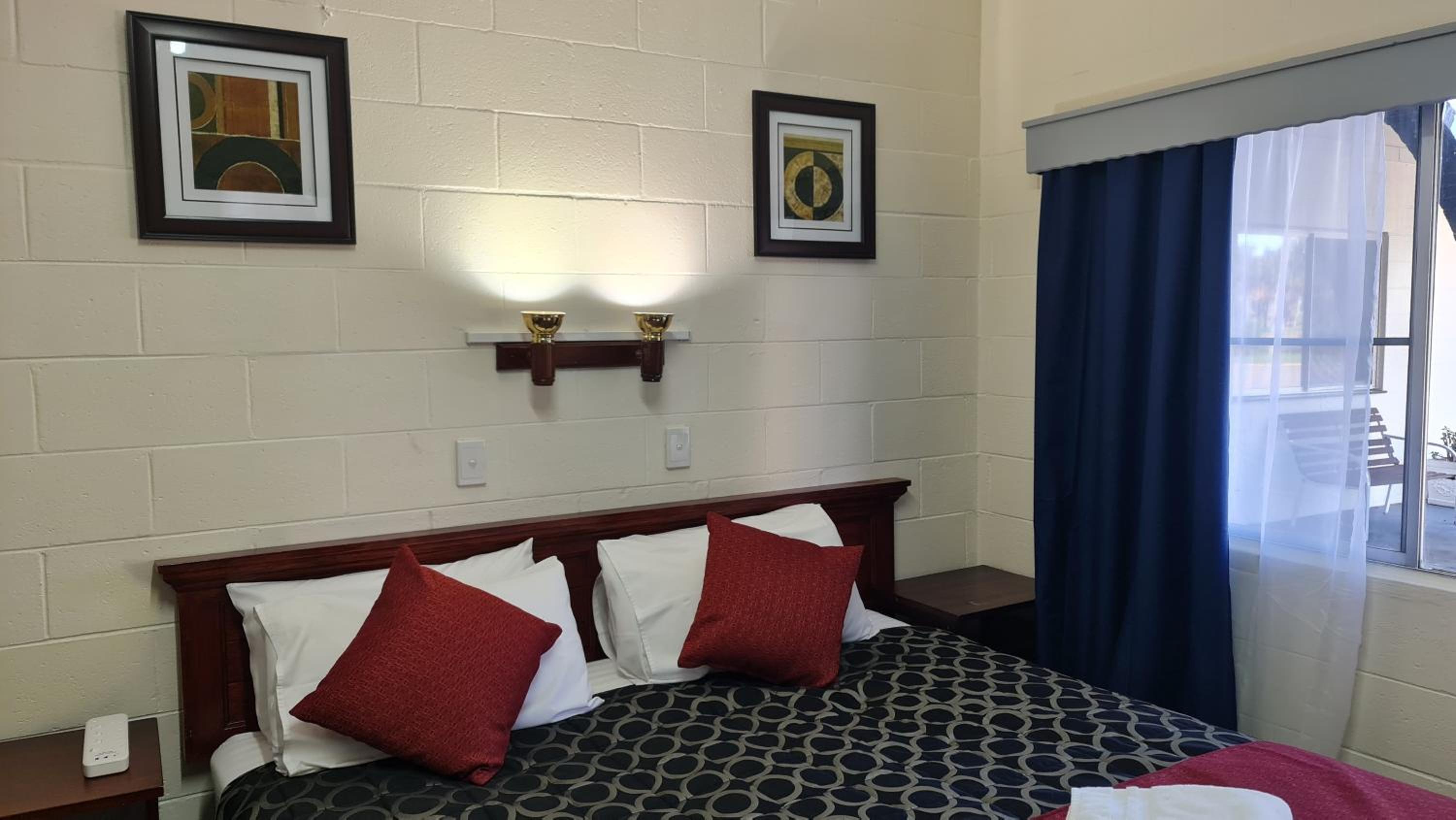 Deluxe King Room - Photo 10