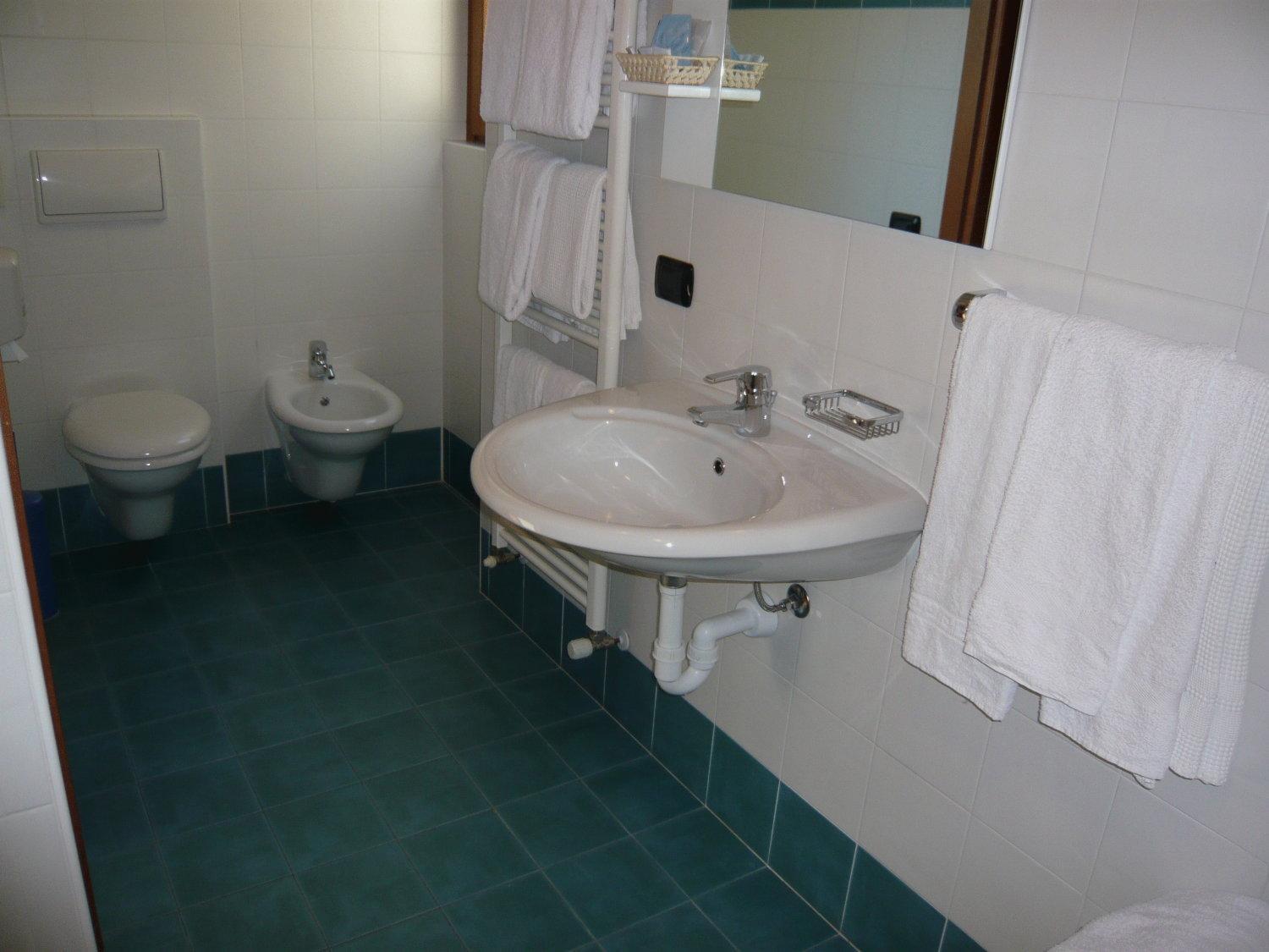 Double or Twin Room with Balcony - Photo 7