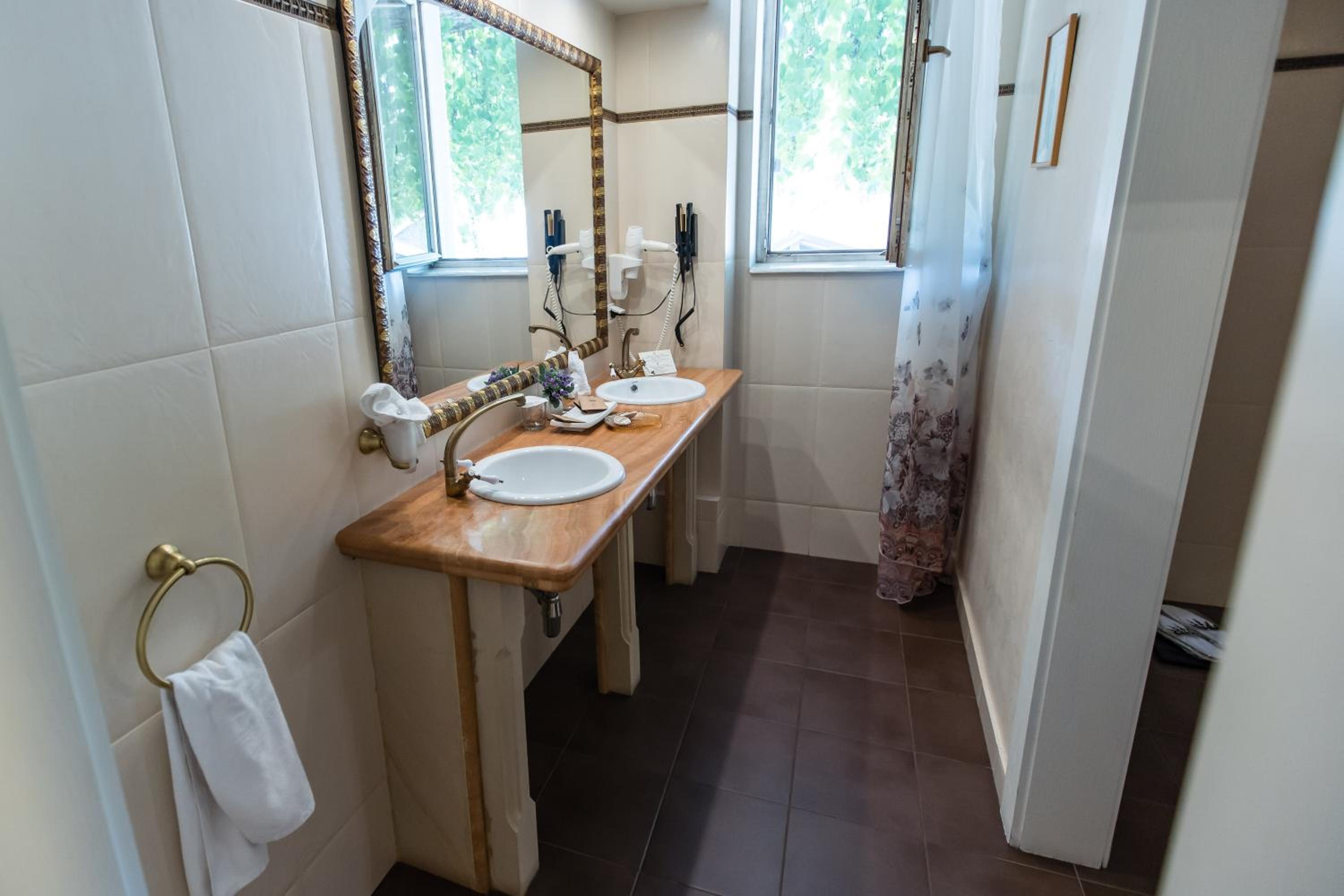 Deluxe Twin Room - Photo 6
