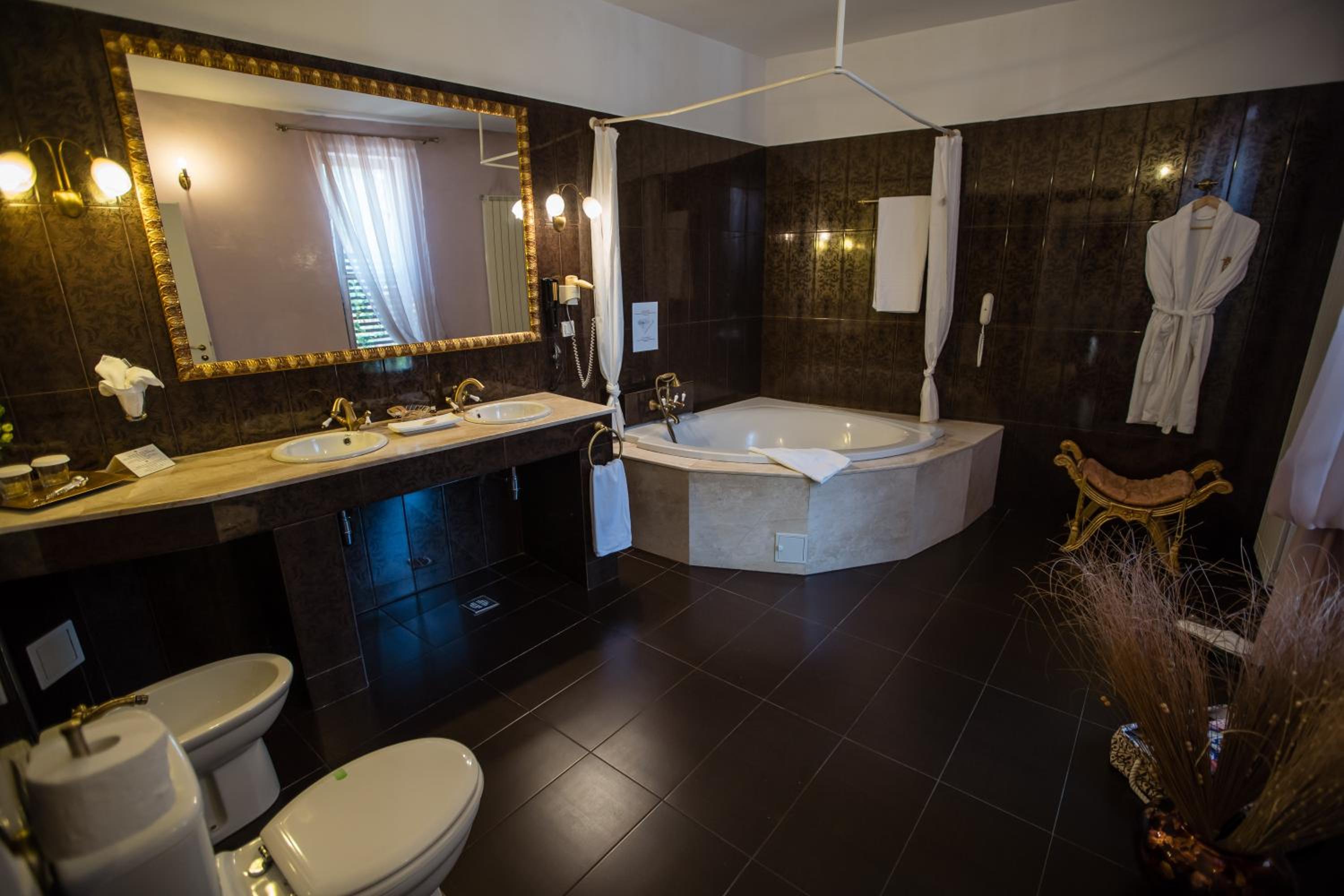 Deluxe Room - Photo 6