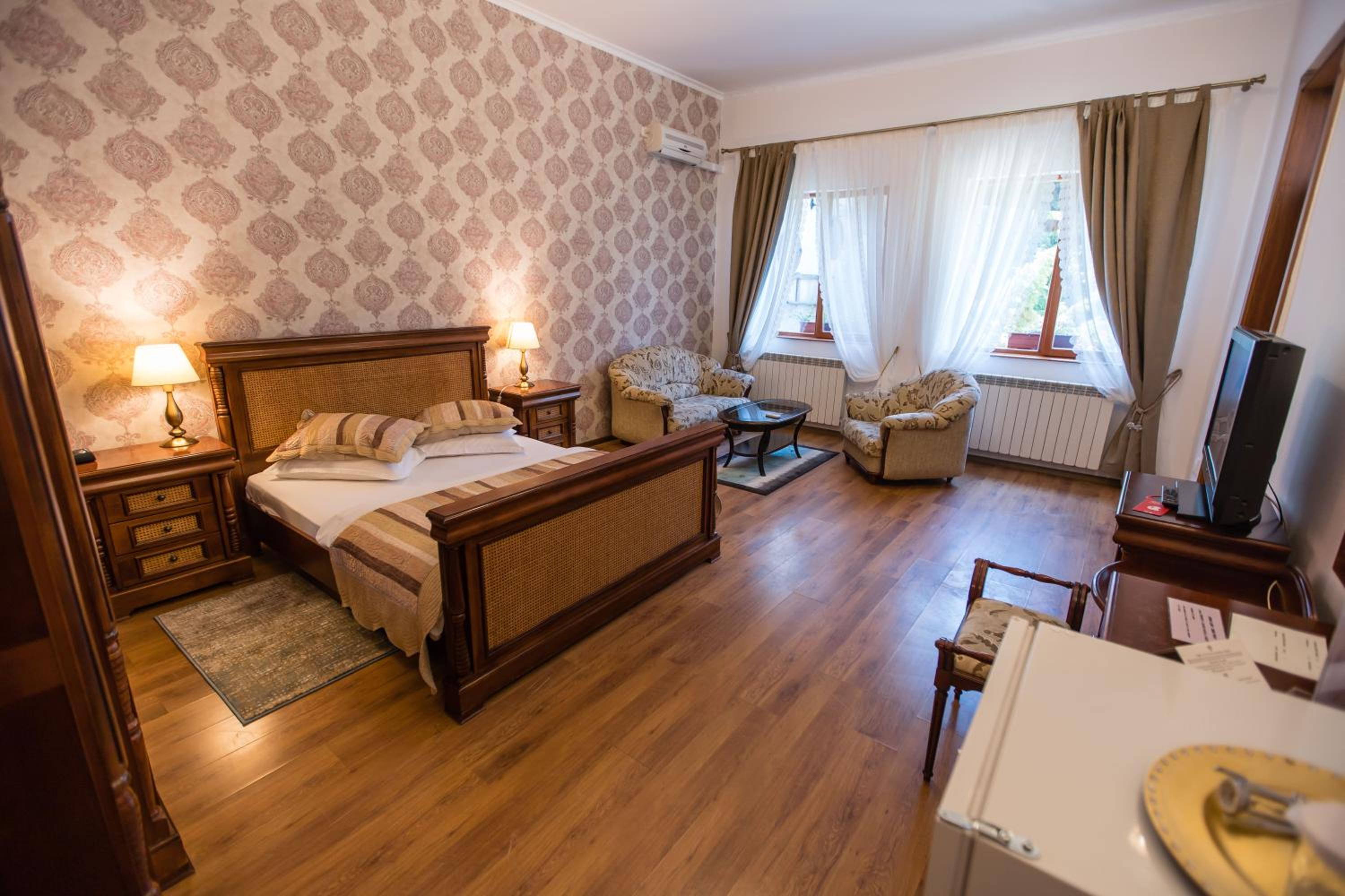 Deluxe Room - Photo 5