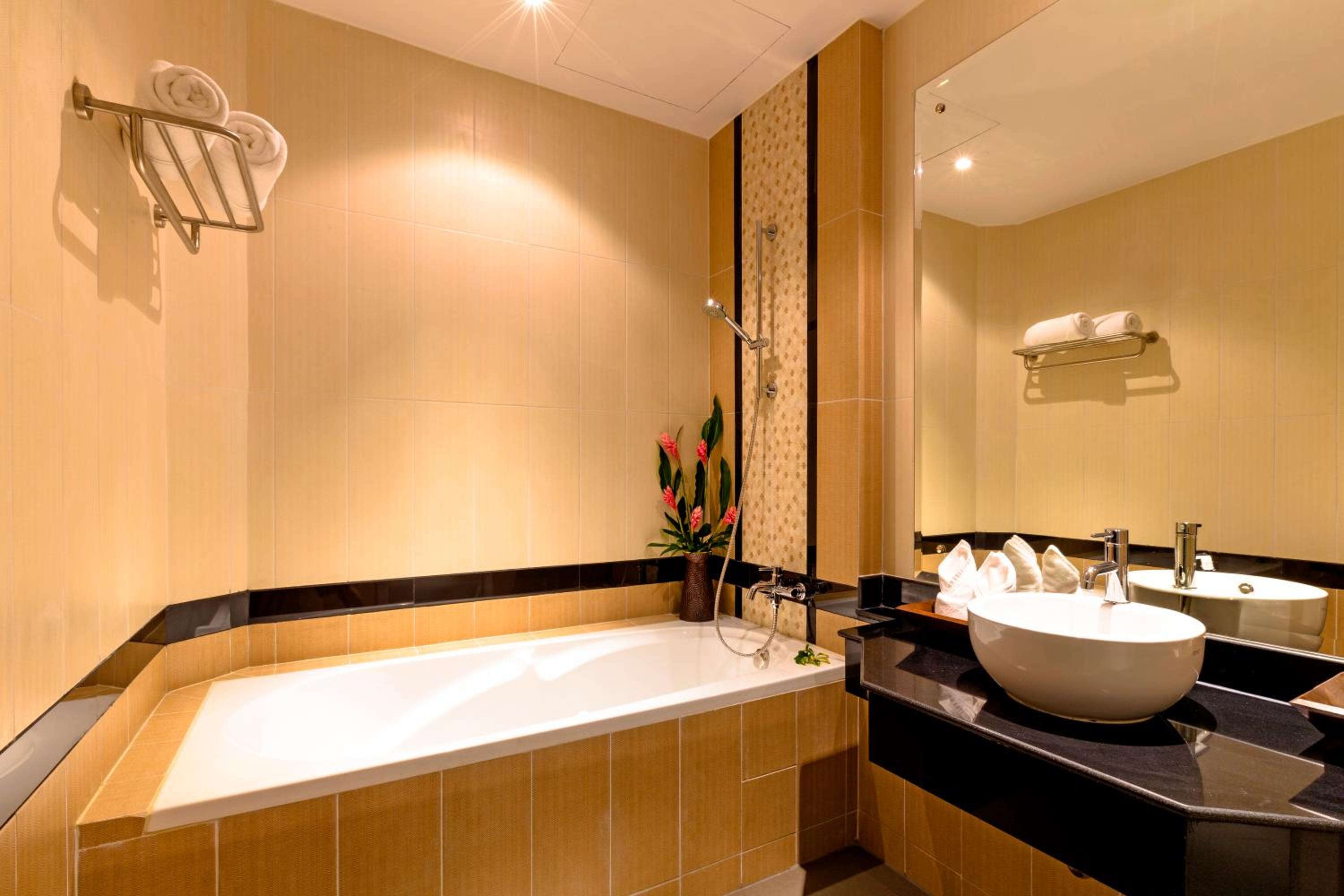 Grand Deluxe Double or Twin Room with Pool View - Photo 5