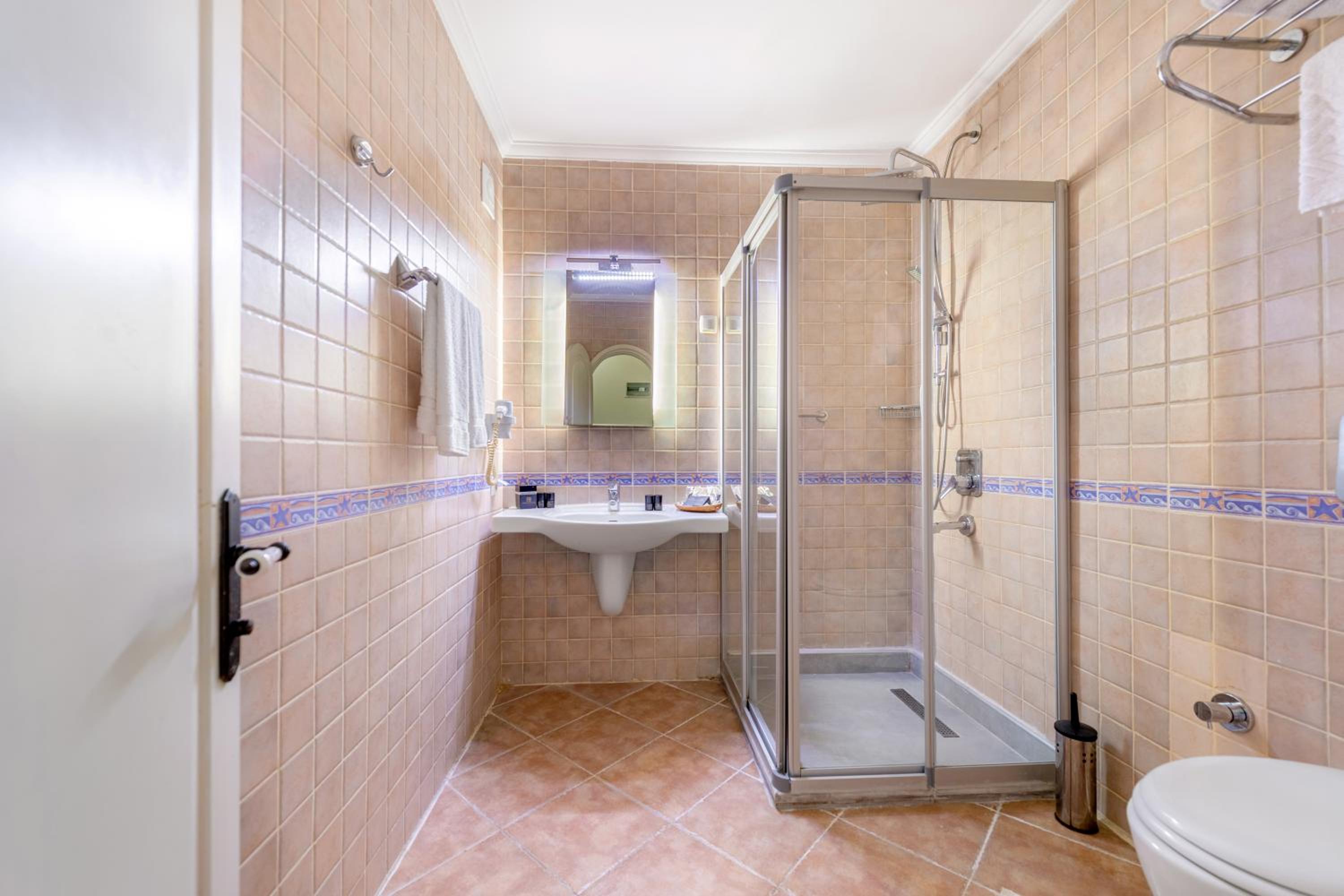 Standard Double or Twin Room - Photo 3
