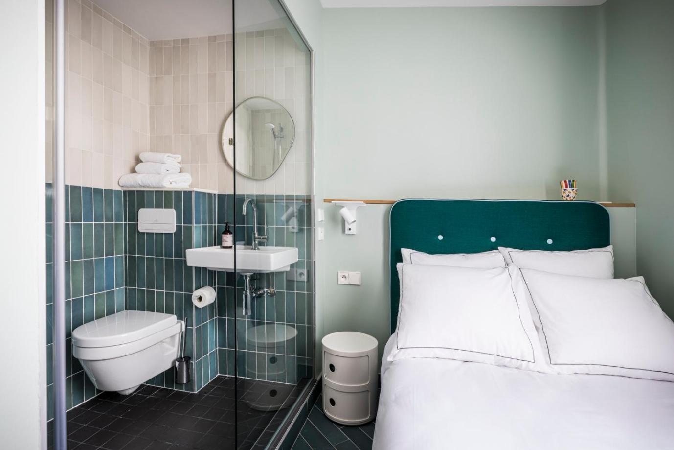 Single Room - La petite Amie photo 2