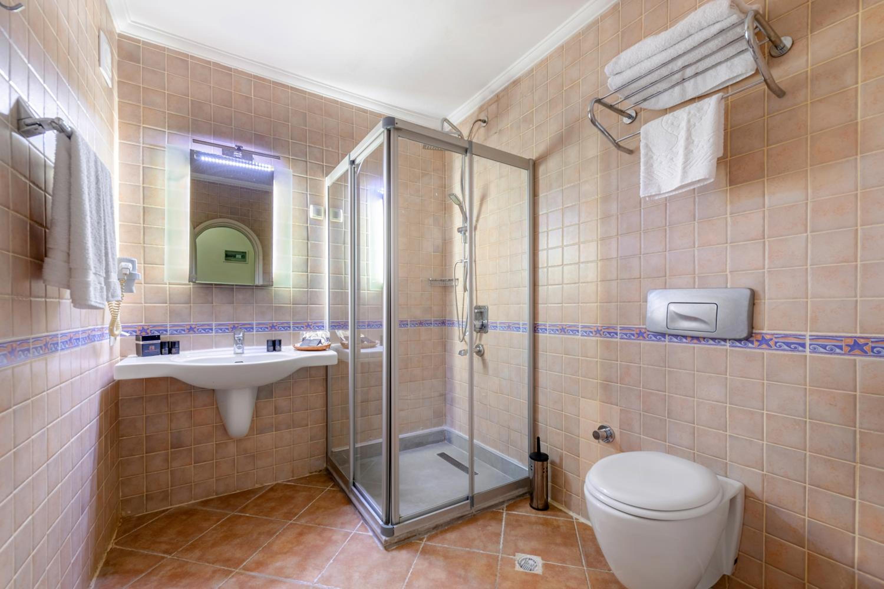 Standard Double or Twin Room - Photo 4