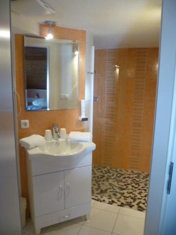 Triple Room with Bathroom photo 2