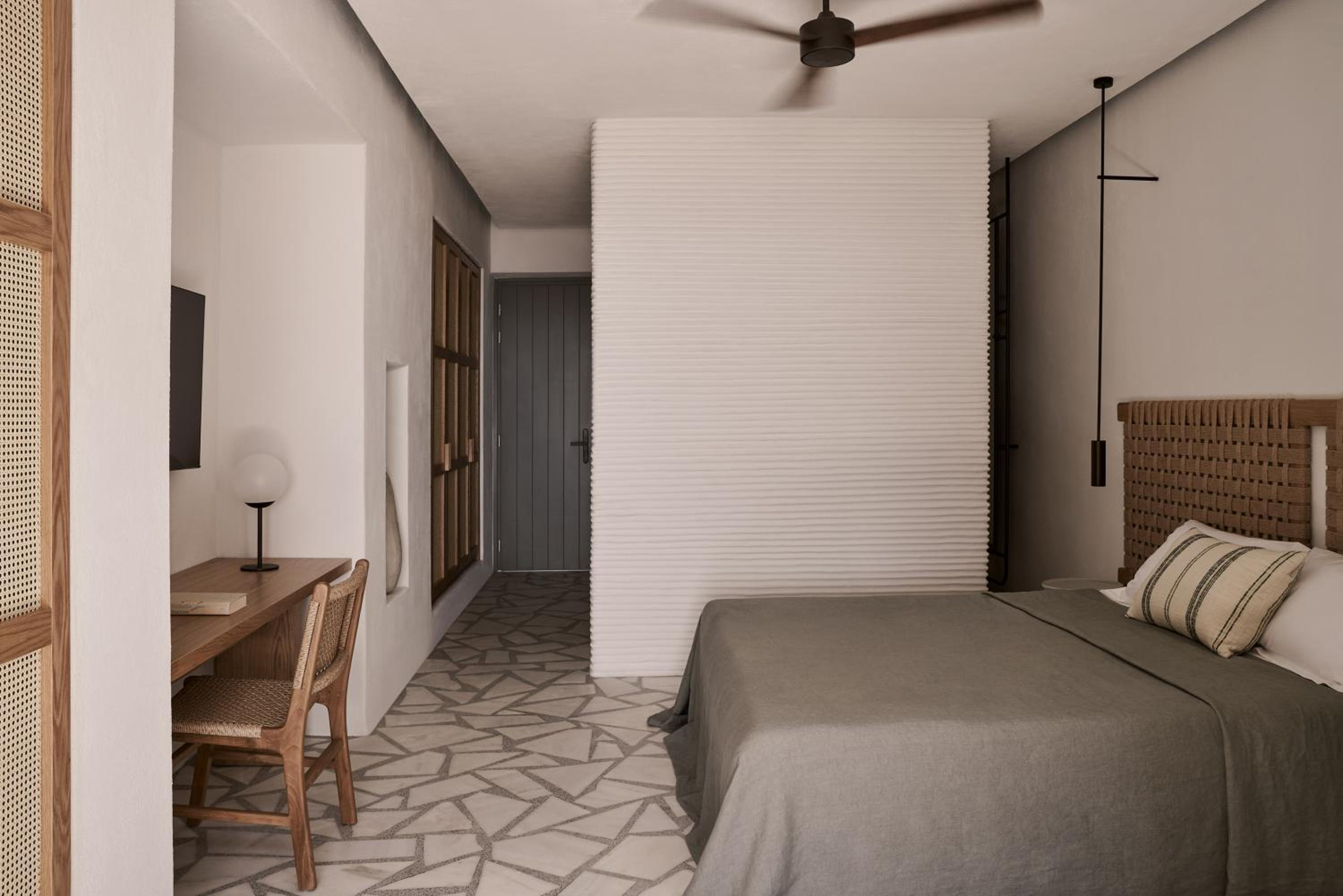 Junior Suite with Pool View - Photo 7
