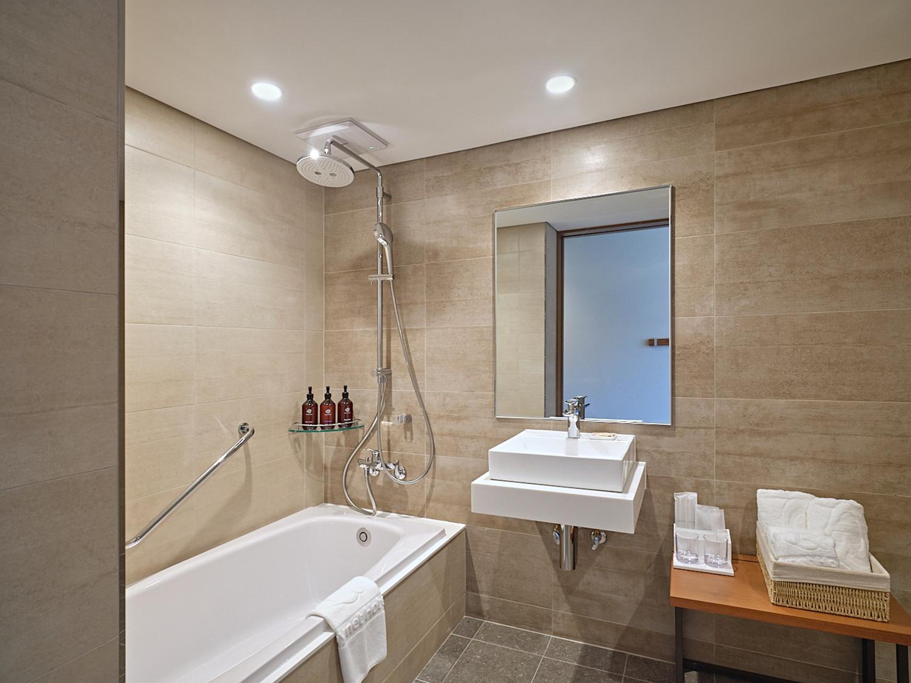 Twin Room - Disability Access - Photo 5