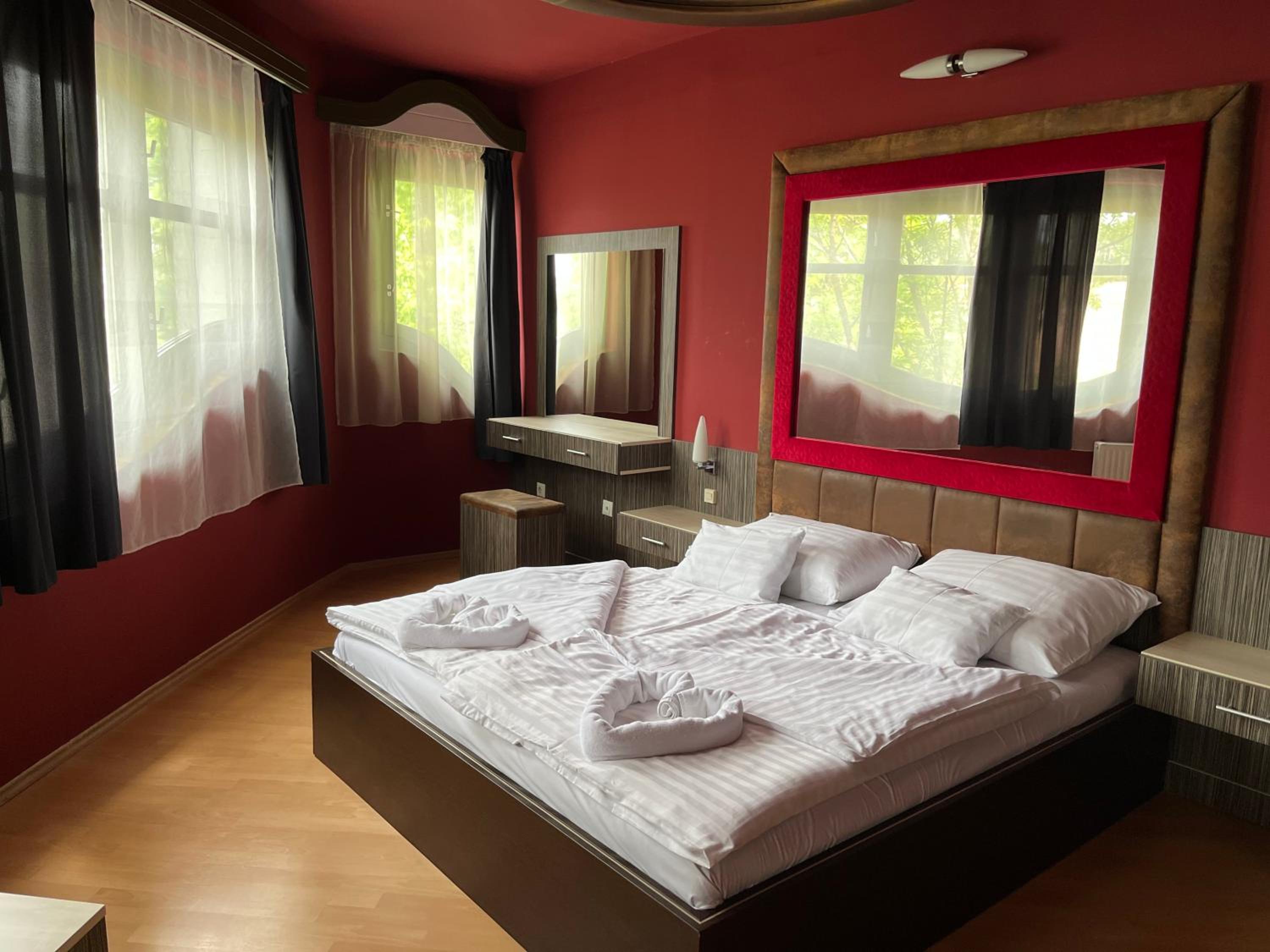 Standard Queen Room photo 3
