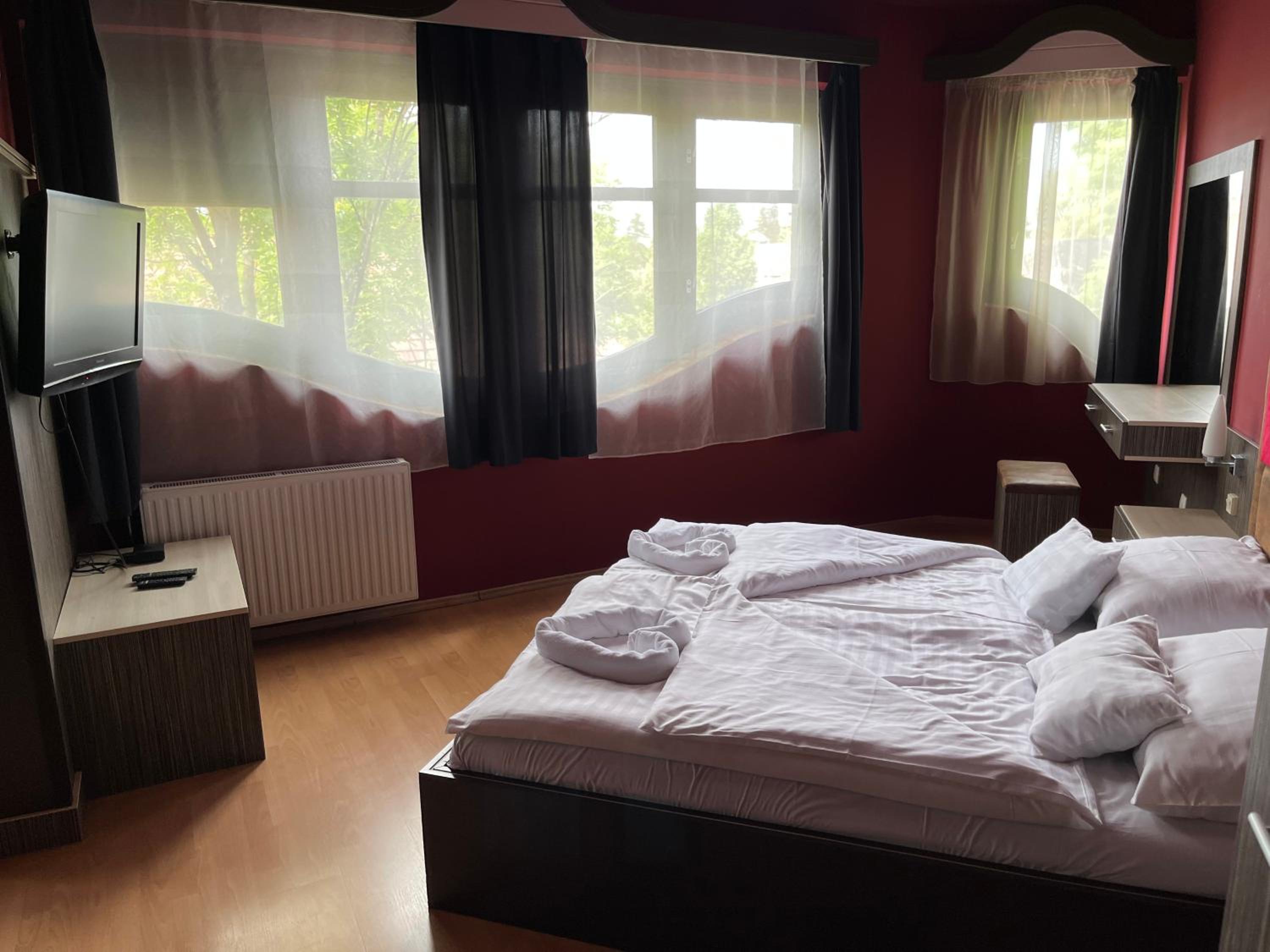 Standard Queen Room