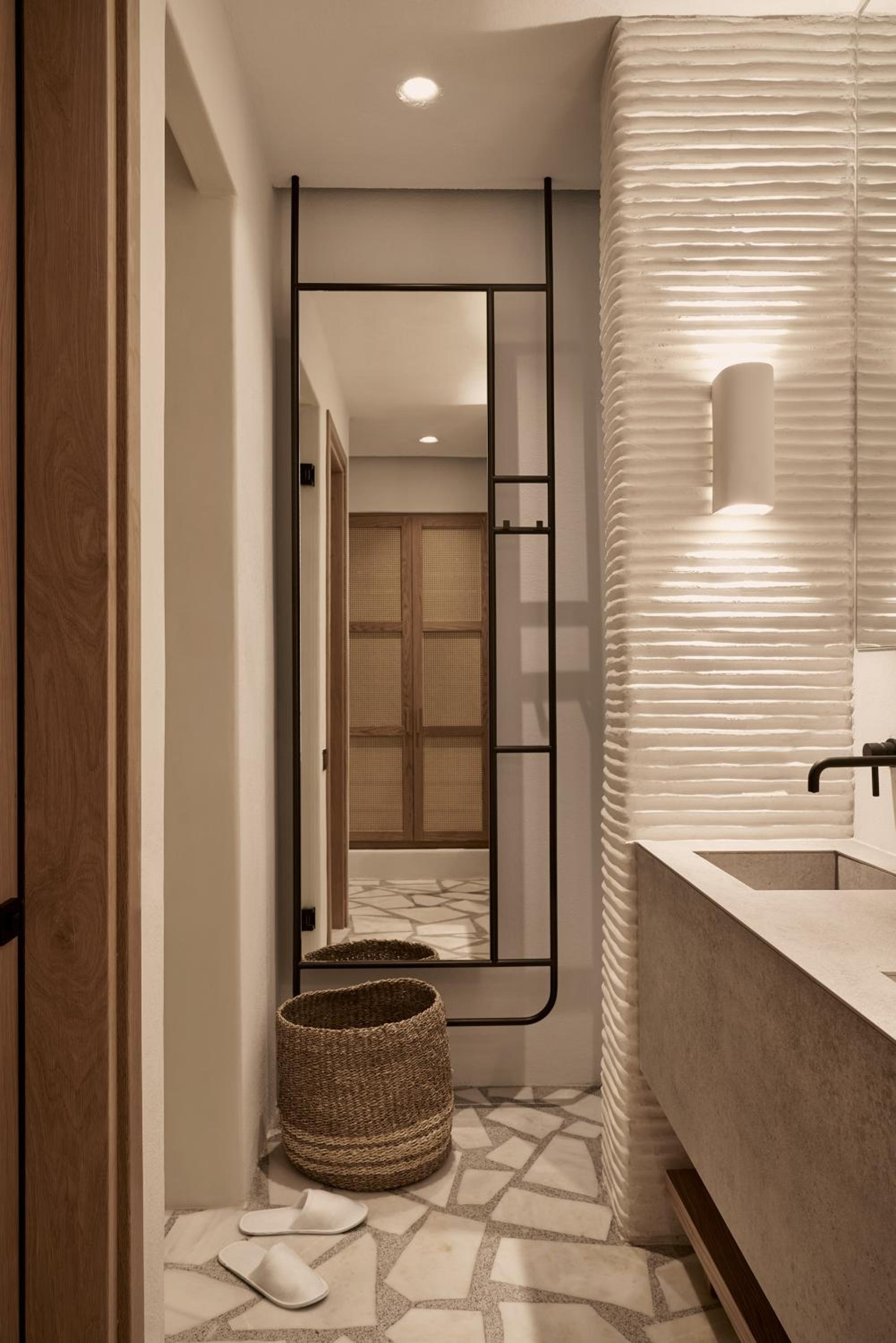 Junior Suite with Pool View - Photo 9