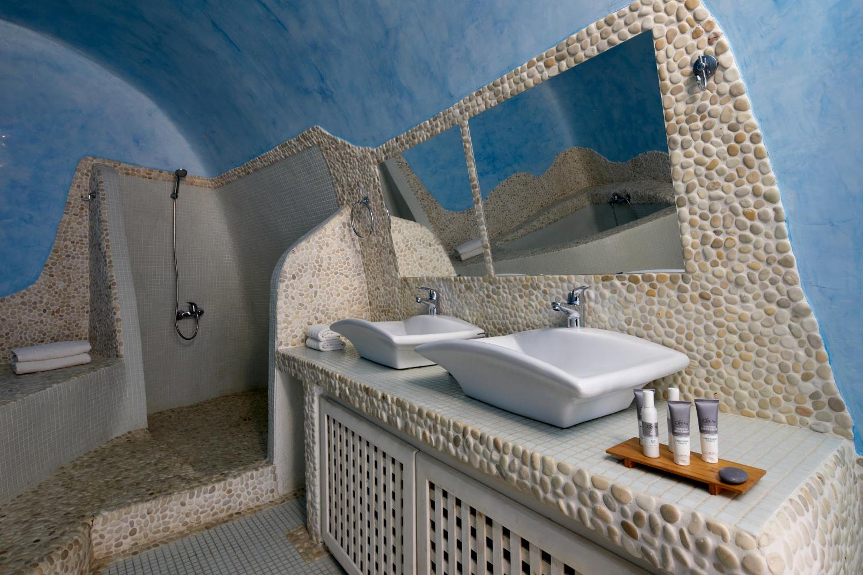 Gods Divine Suite Indoor Pool with Hot Tub and Caldera View  - Photo 4