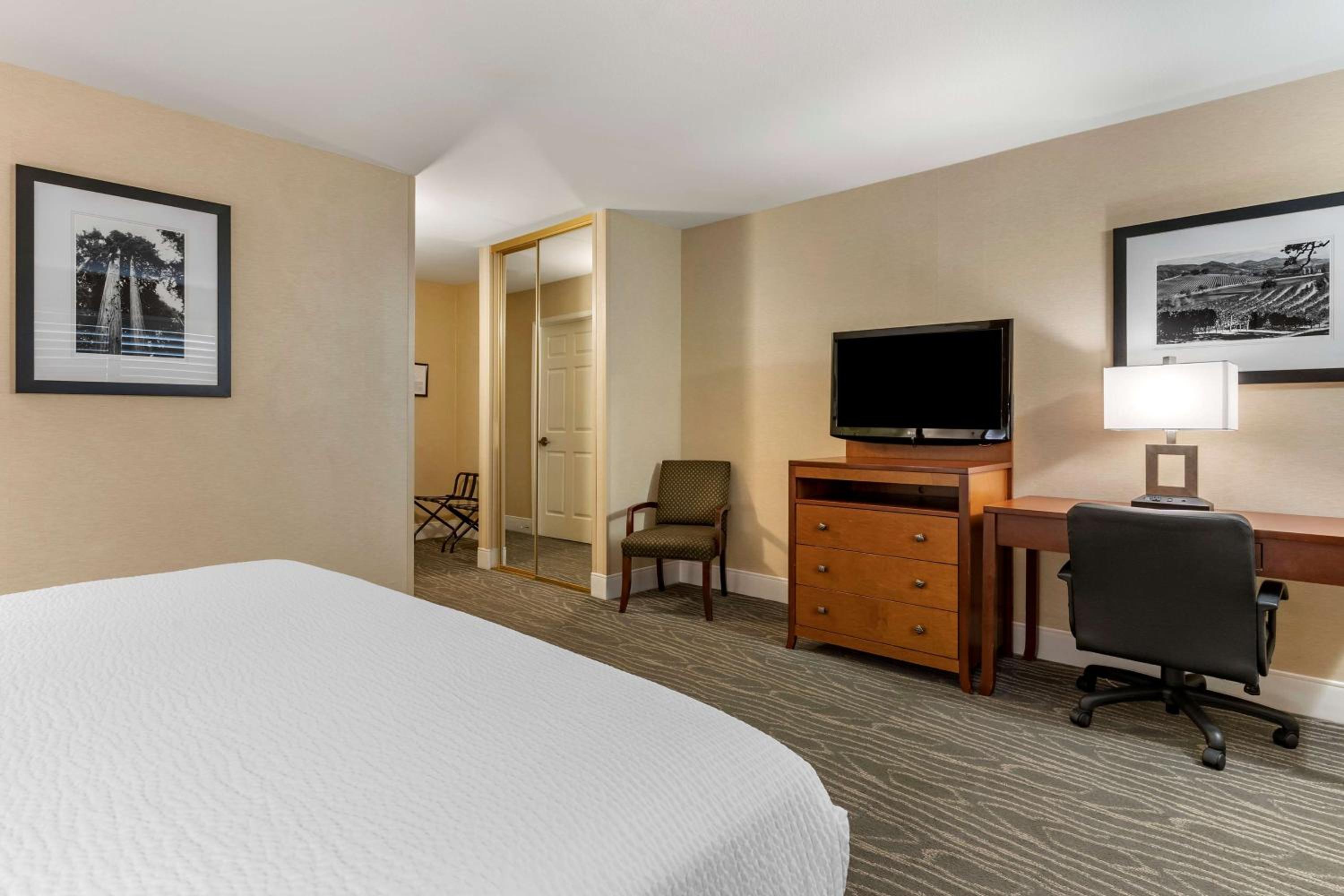 King Room with Walk-In Shower - Mobility Access - Photo 3