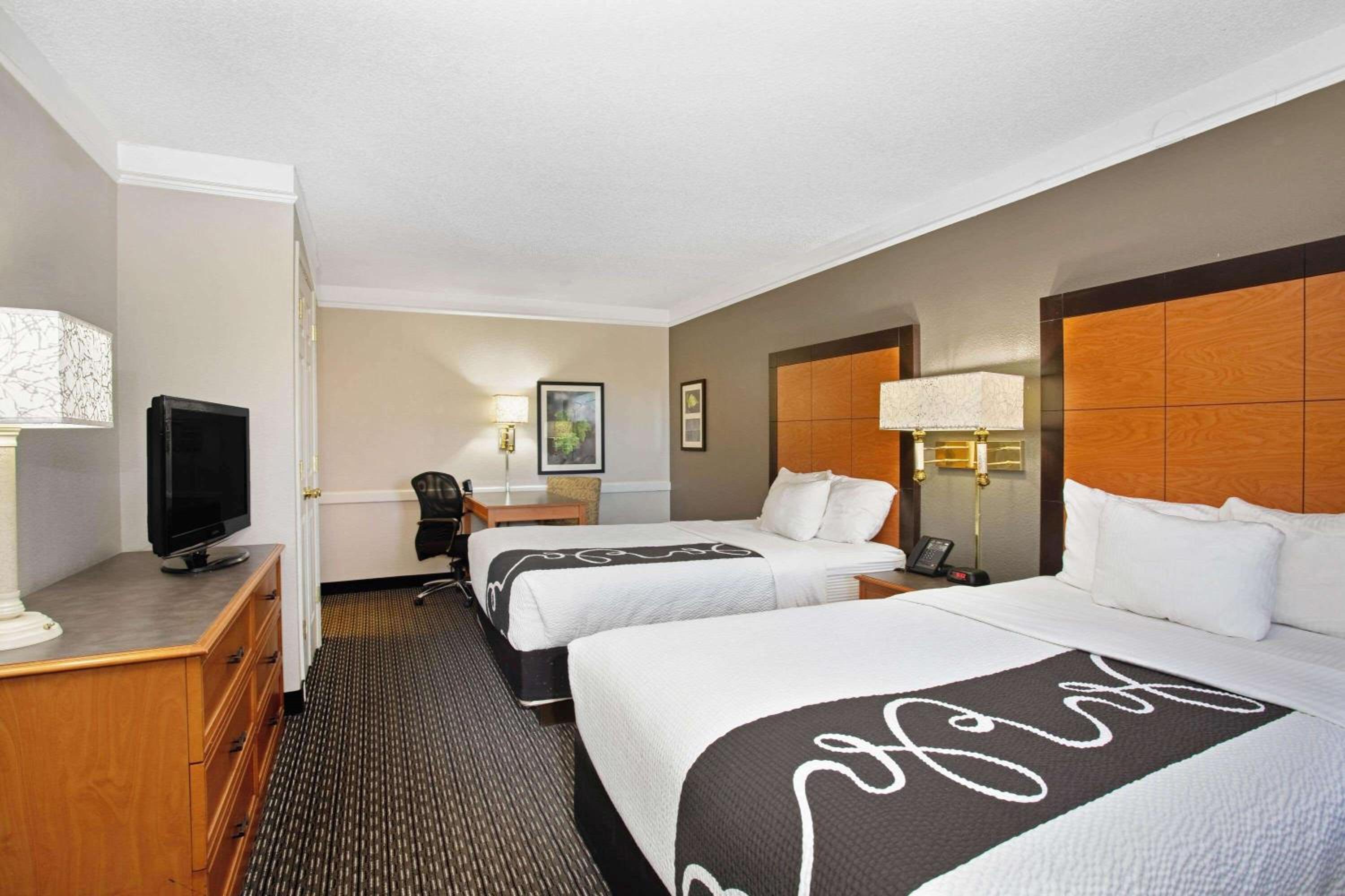 Standard Room with Two Double Beds - Photo 3