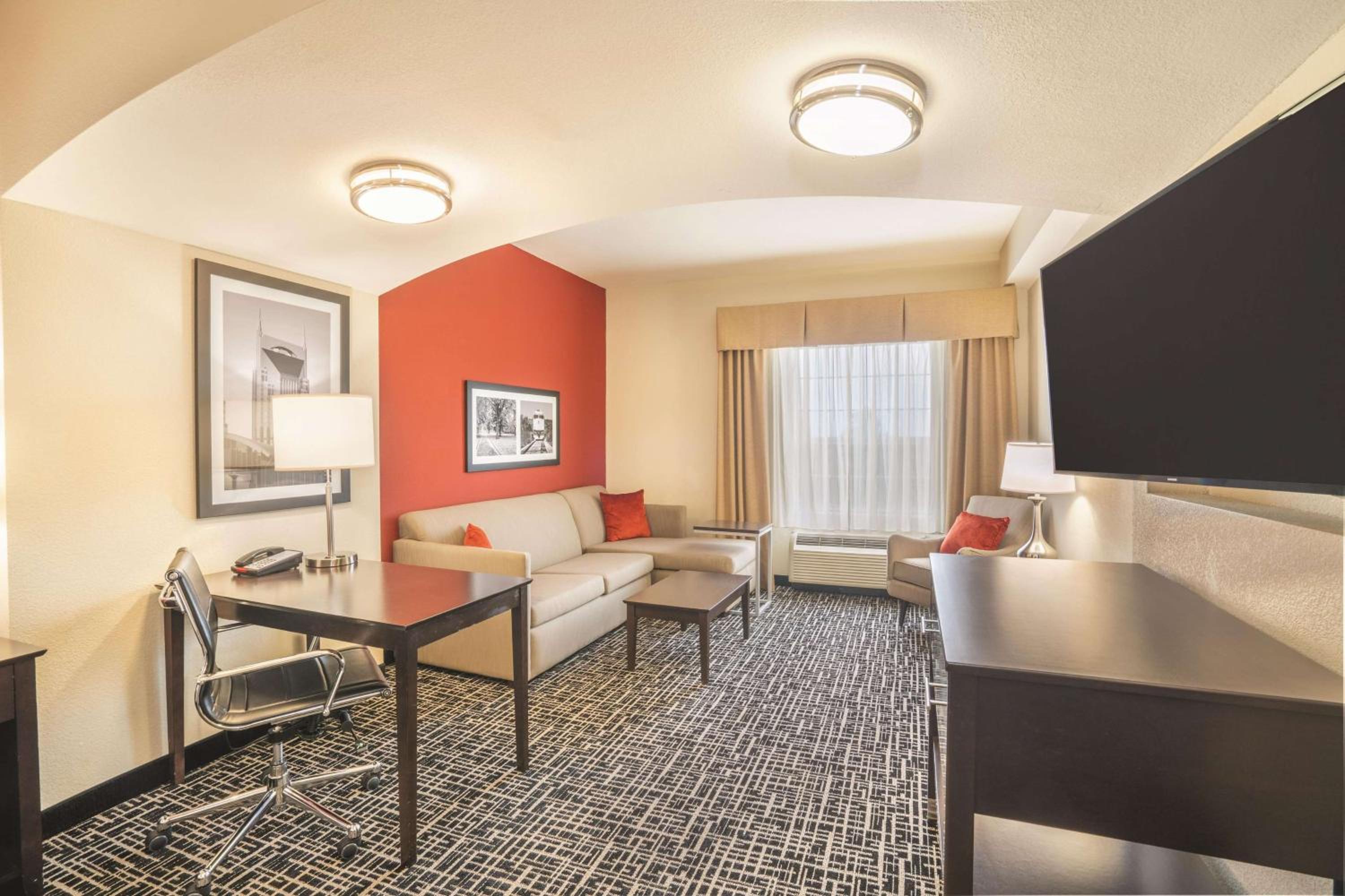 Deluxe King Room - Non-Smoking - Photo 2