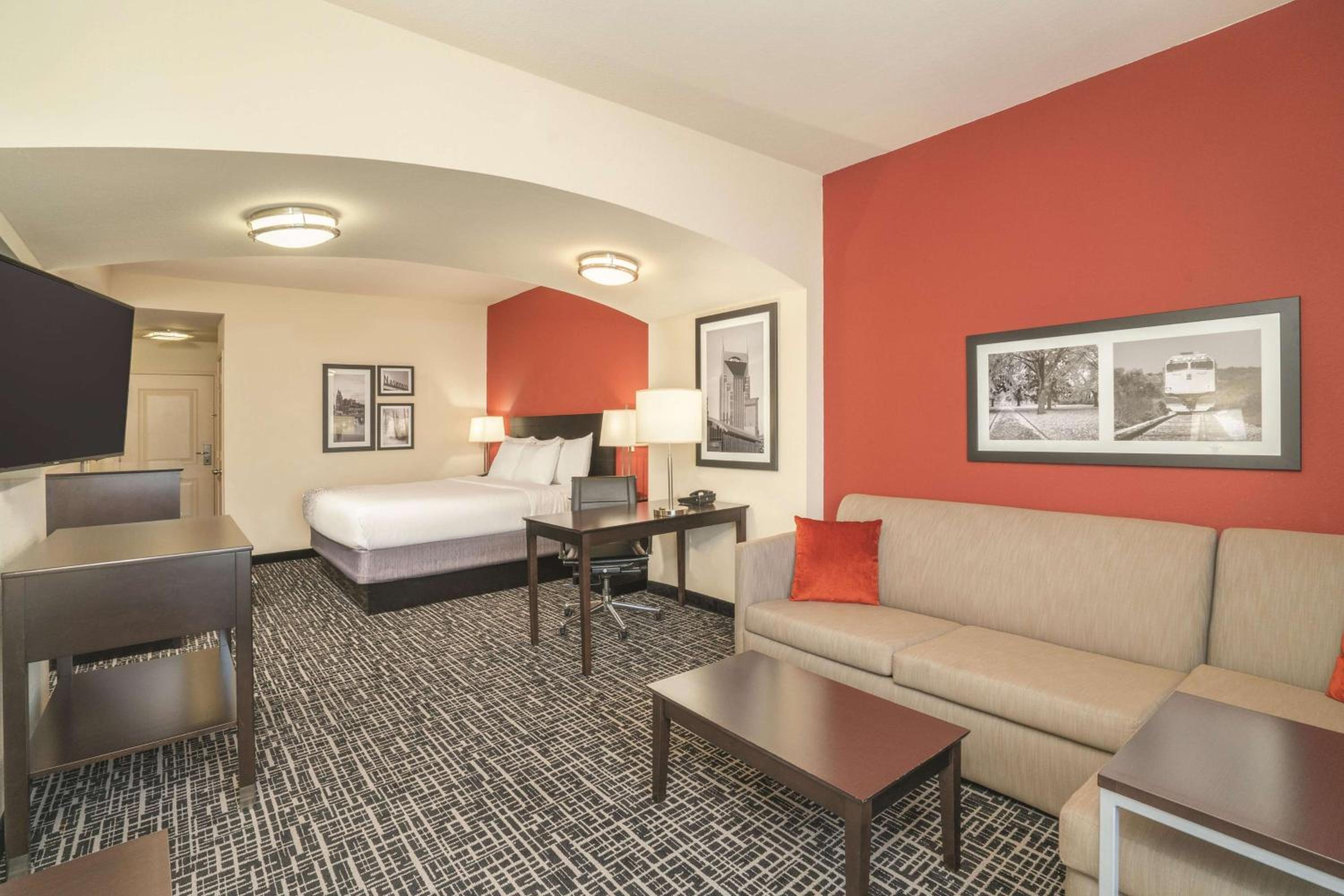 Deluxe King Room - Non-Smoking - Photo 3