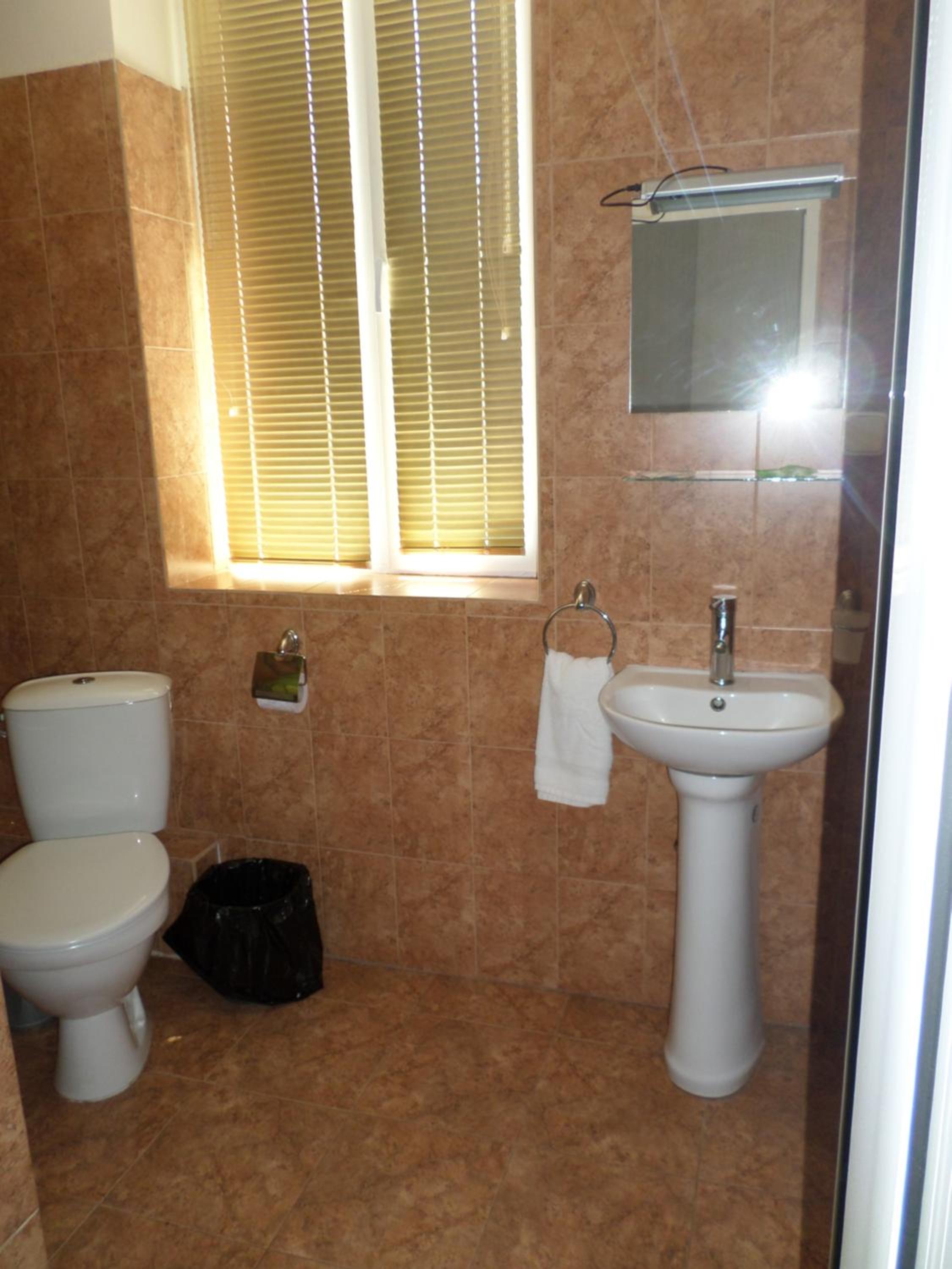 Double Room with Private Bathroom - Photo 11