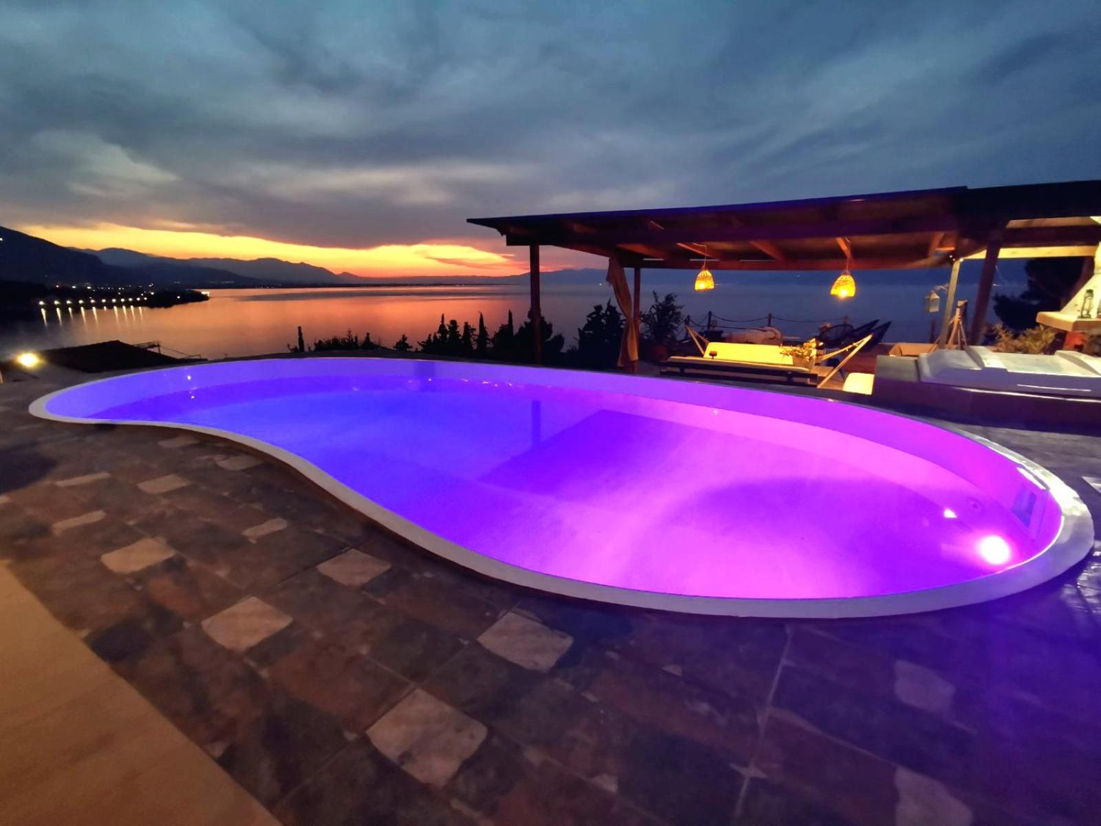 Villa with Private Pool - Photo 7