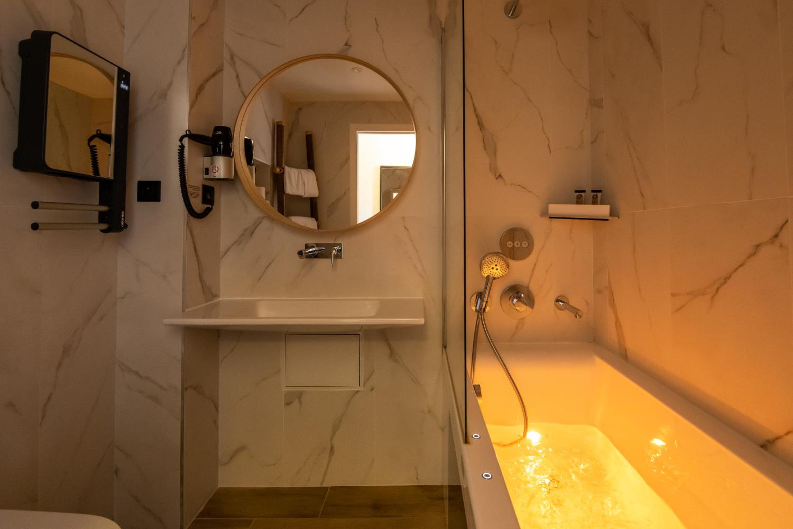 King Room with Spa Bath photo 2