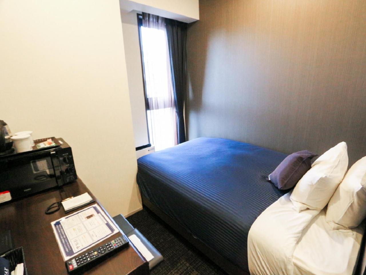 Double Room with Small Double Bed - Smoking photo 3
