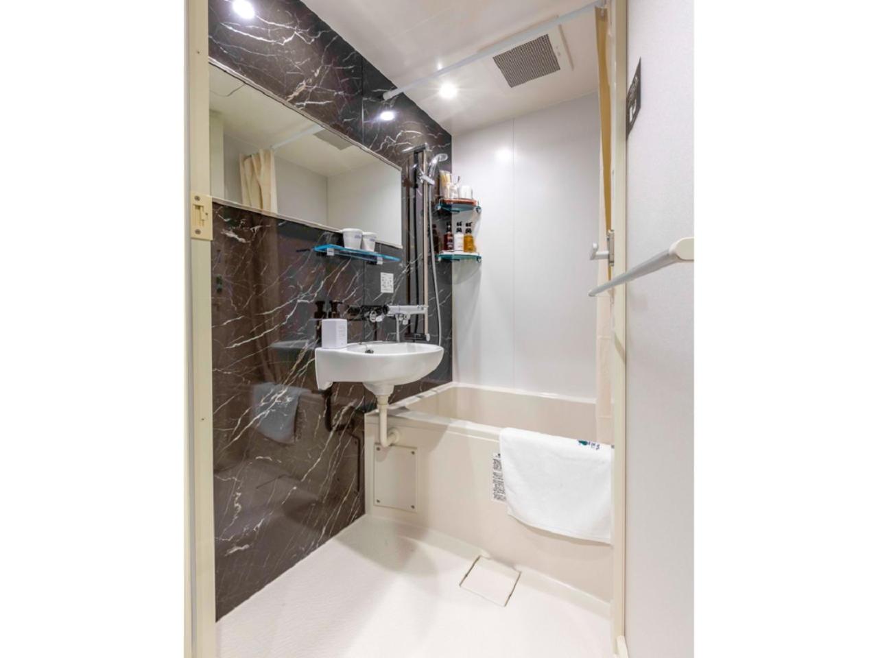 Twin Room - Non-Smoking - Photo 2