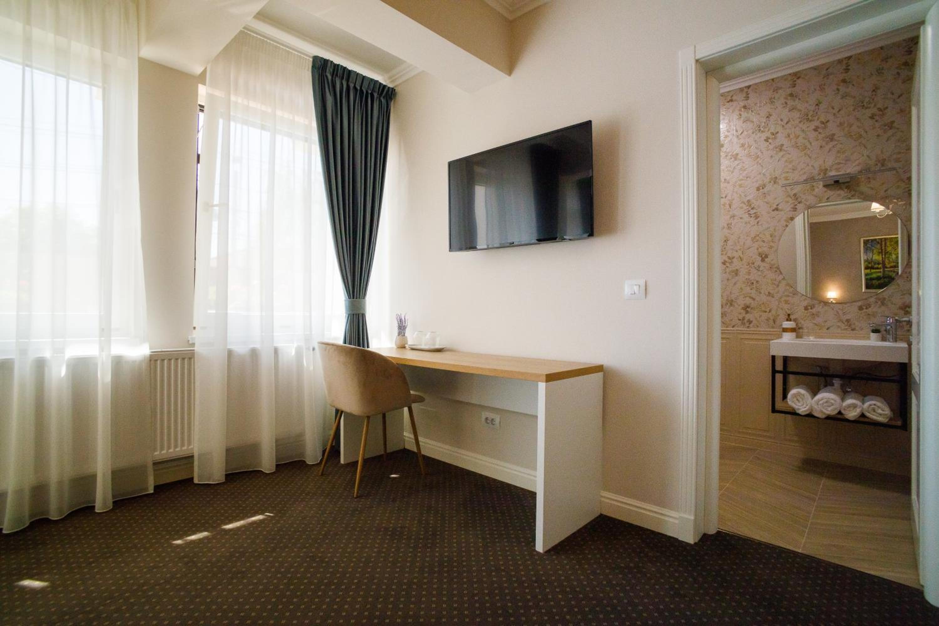 King Room with Balcony - Photo 1