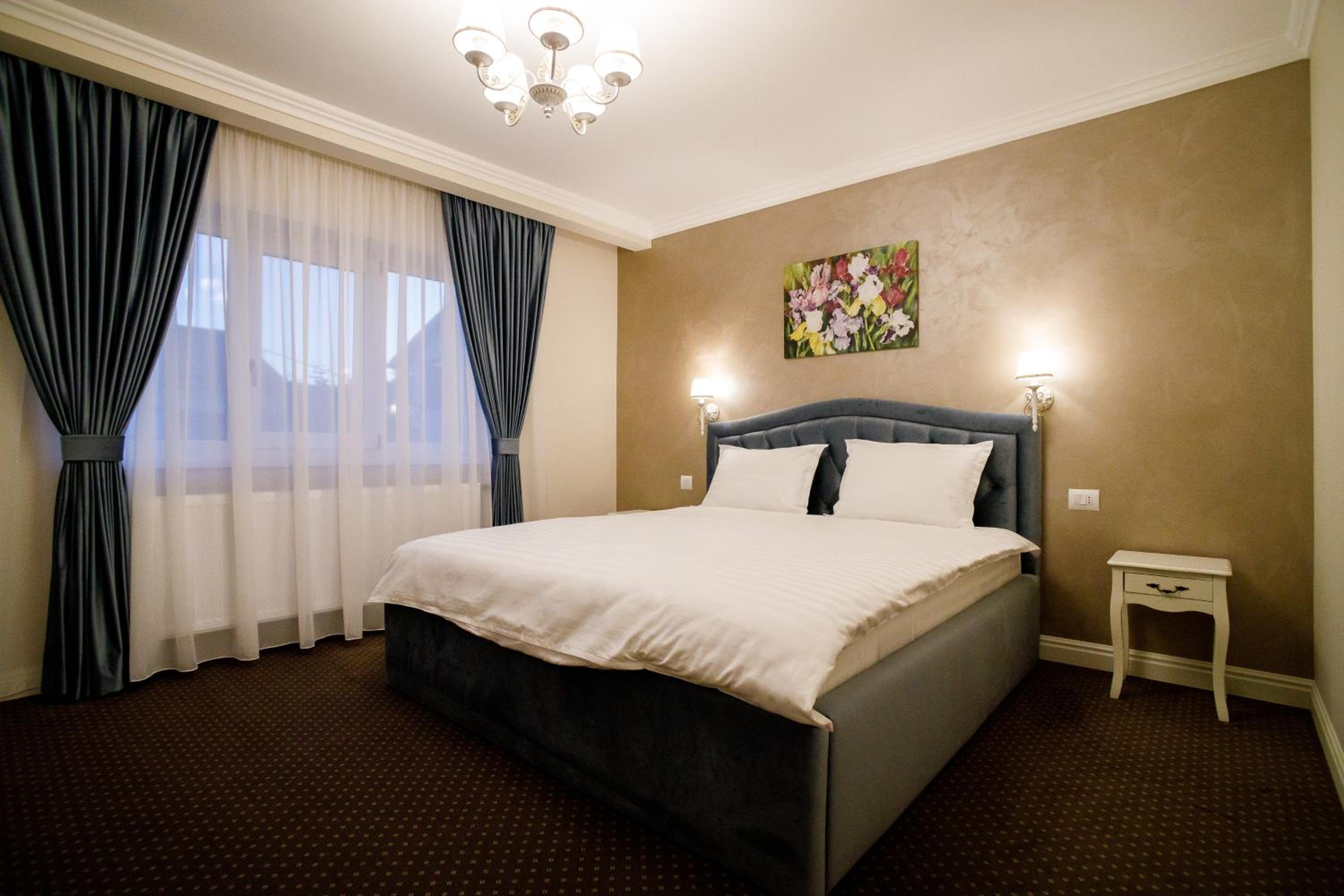 Deluxe Queen Room - Photo 1