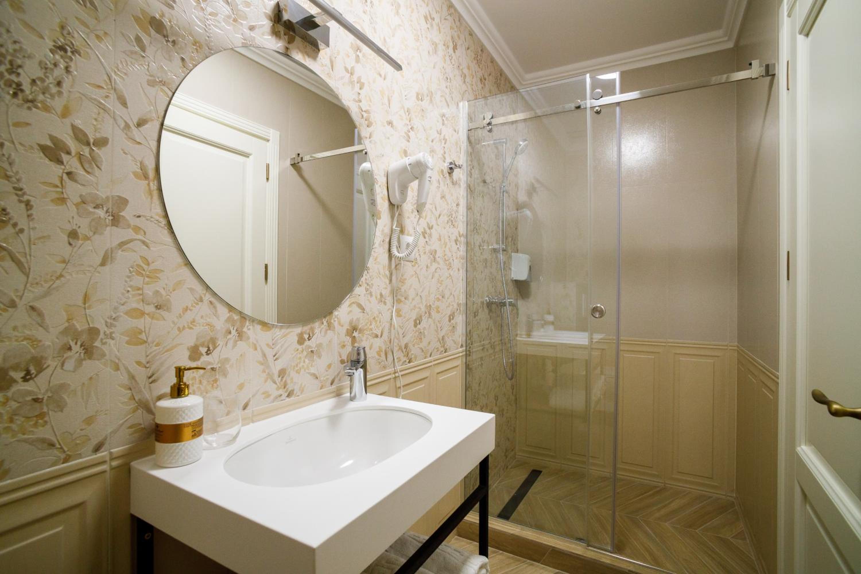 Deluxe Queen Room - Photo 2