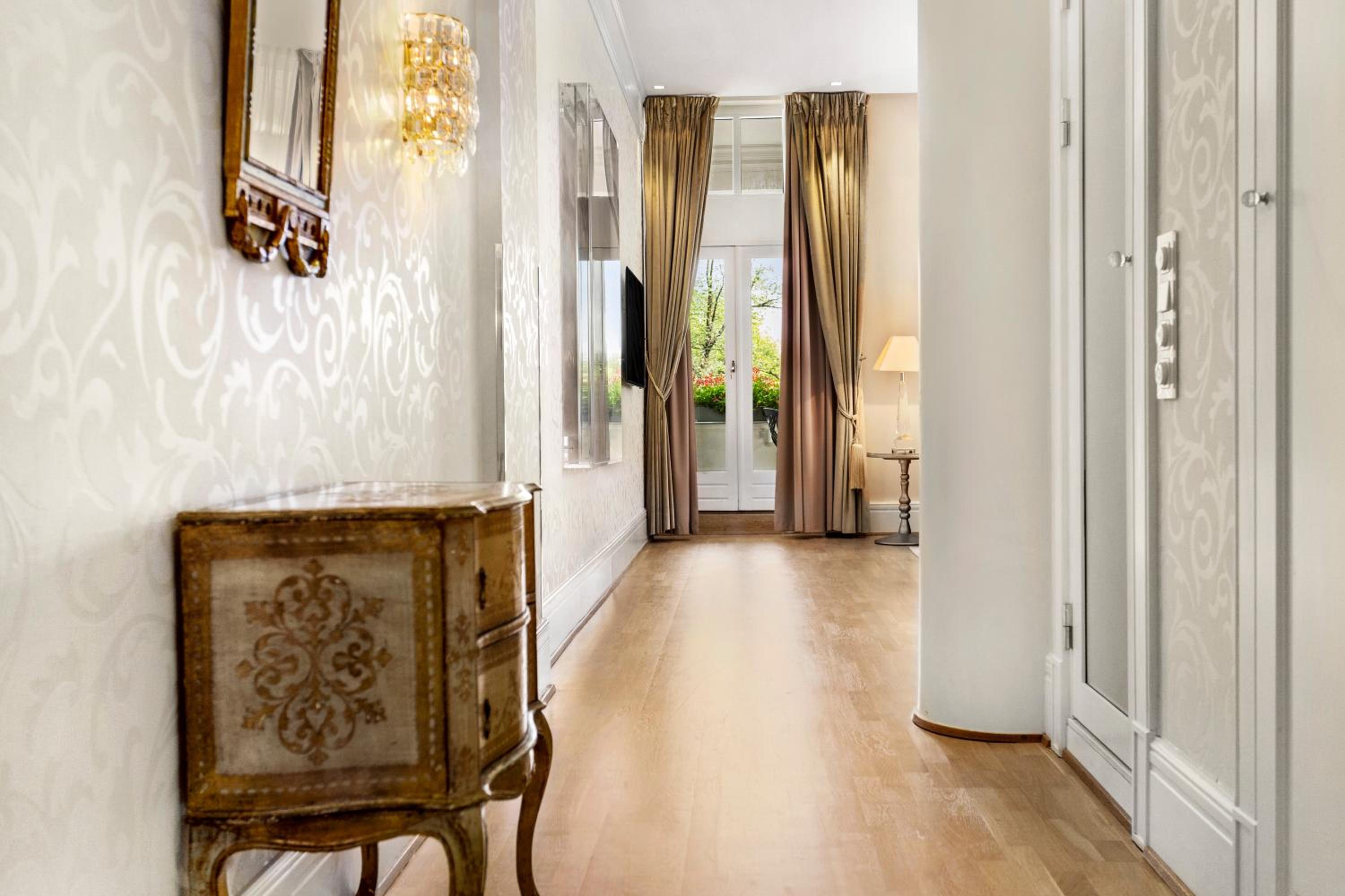 Junior Suite with Corner Balcony