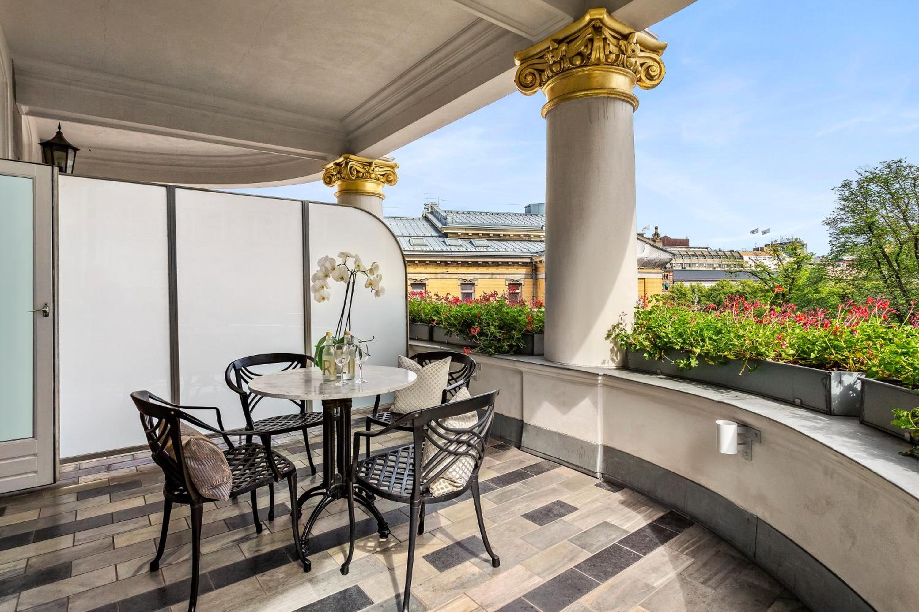 Junior Suite with Corner Balcony