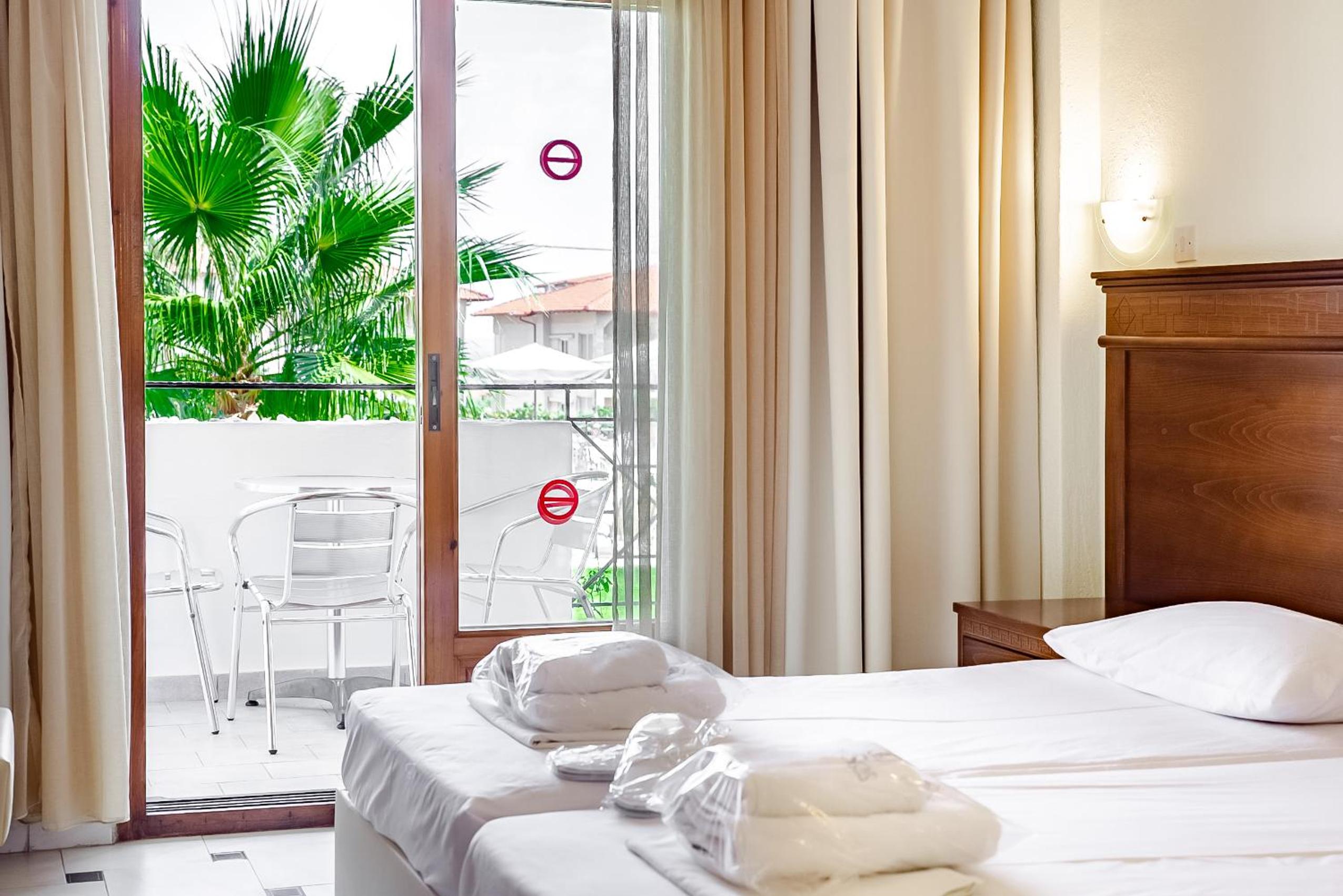 Twin Room with Pool View photo 3